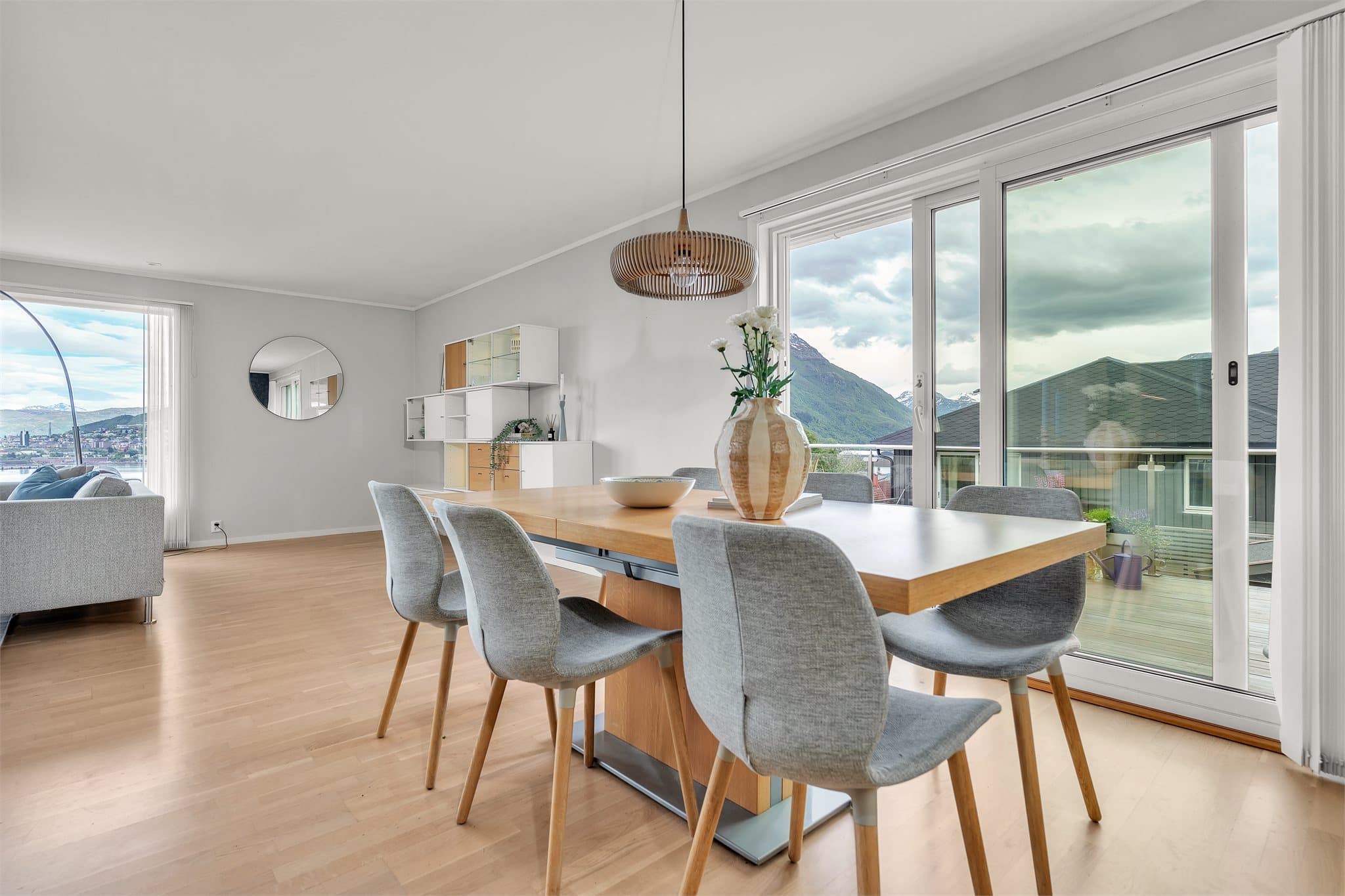 Fra spisestuen er det utgang til en stor veranda med glassrekkverk.