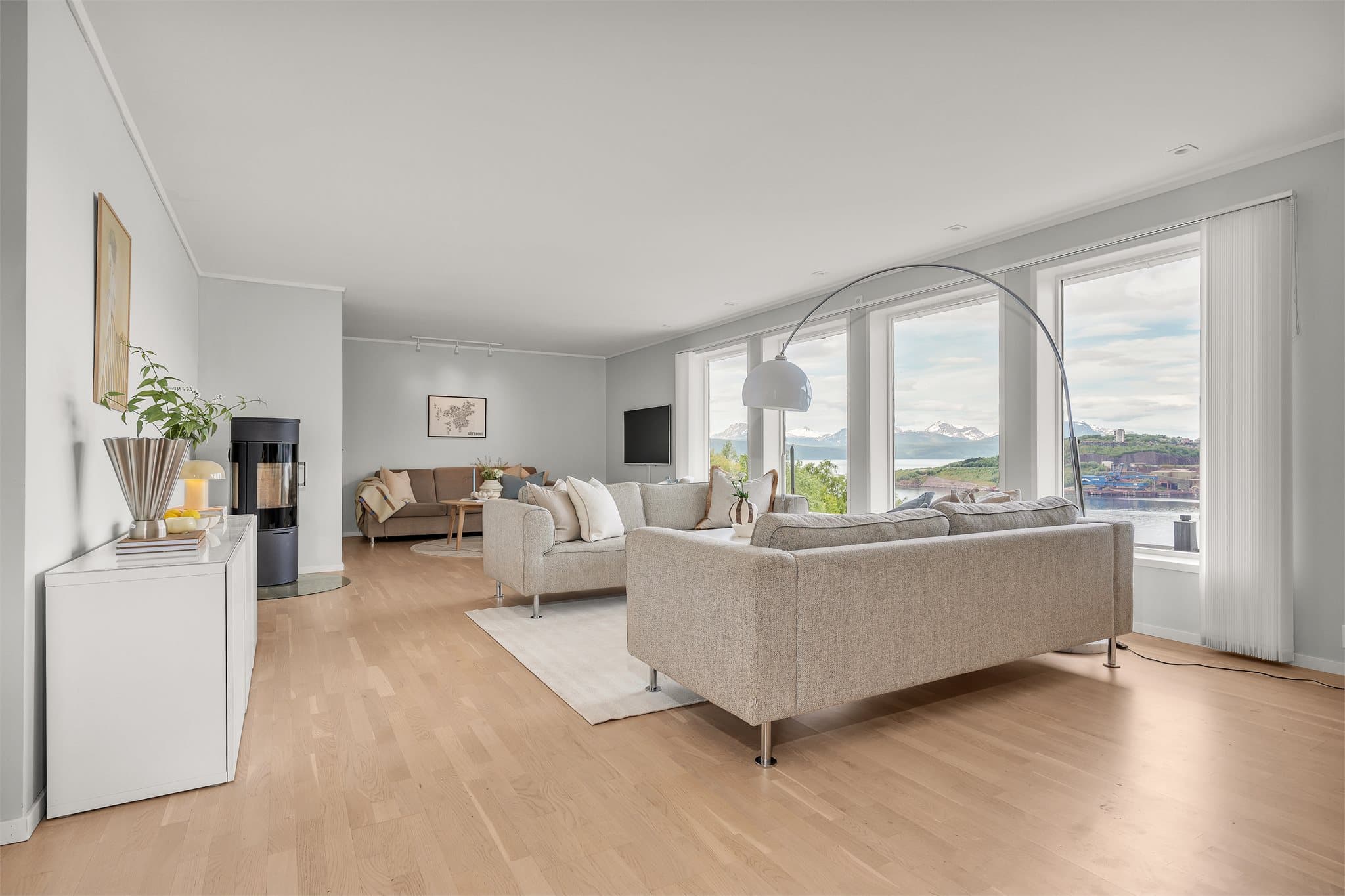 Stor og romslig stue med plass til flere sittegrupper.