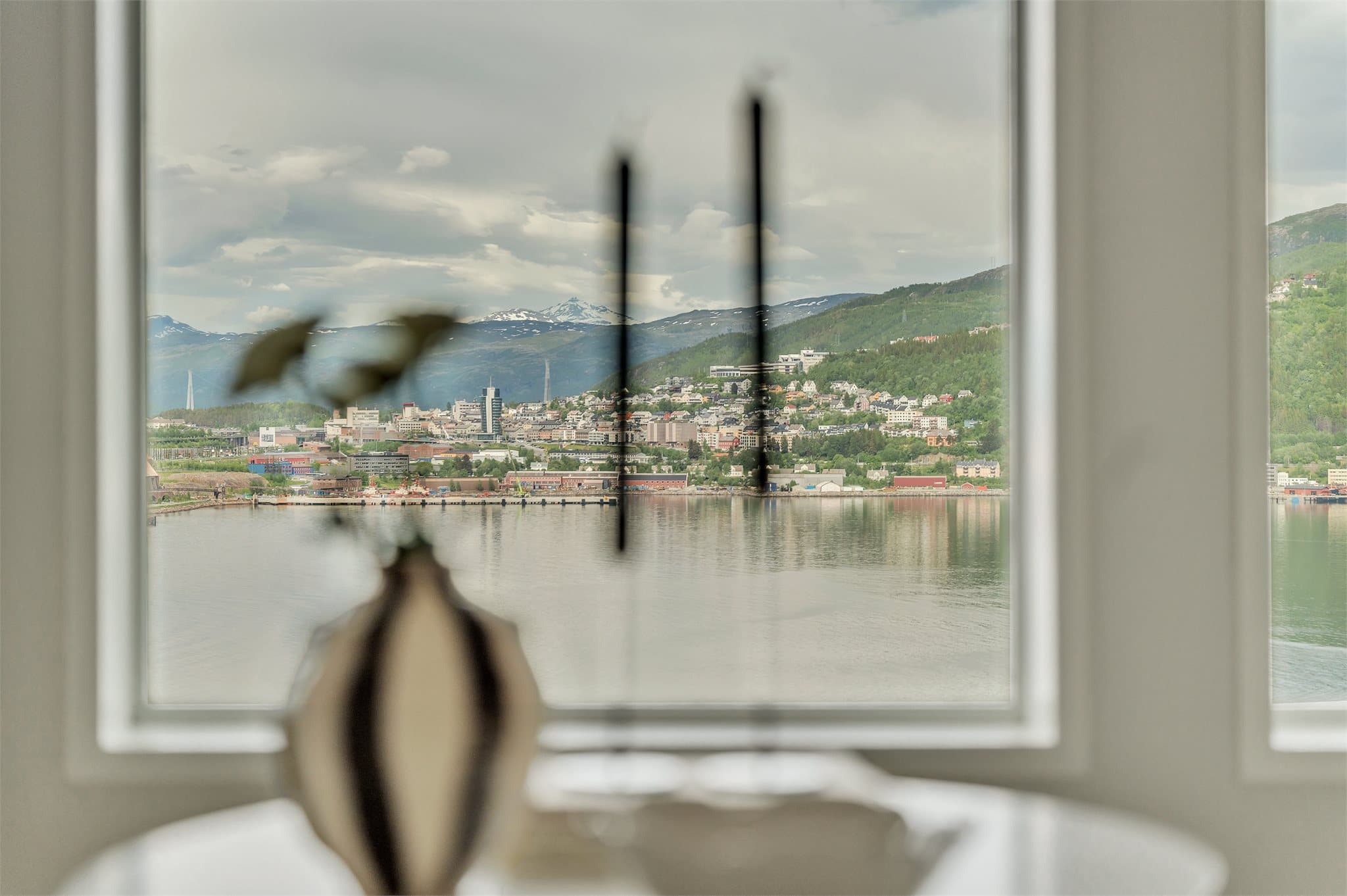 Fra stuen er det en flott utsikt mot Narvik sentrum og havneområdet.