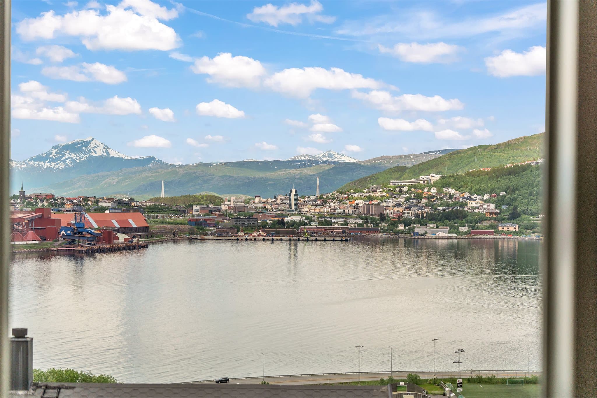Utsikt over innseilingen til Narvik havn og byens sentrum.