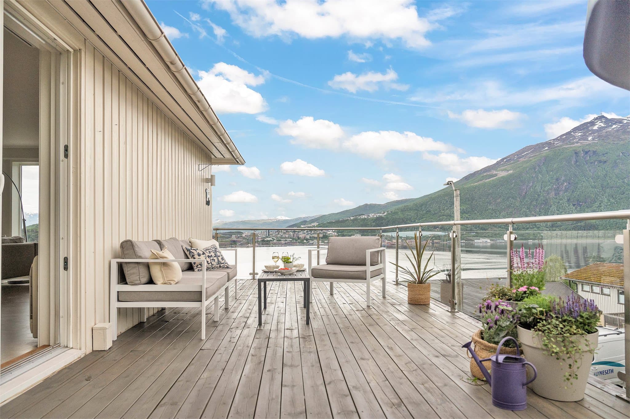 Eiendommen har et samlet terrasse- og balkongareal på hele 113 m², med god plass til flere sittegrupper.