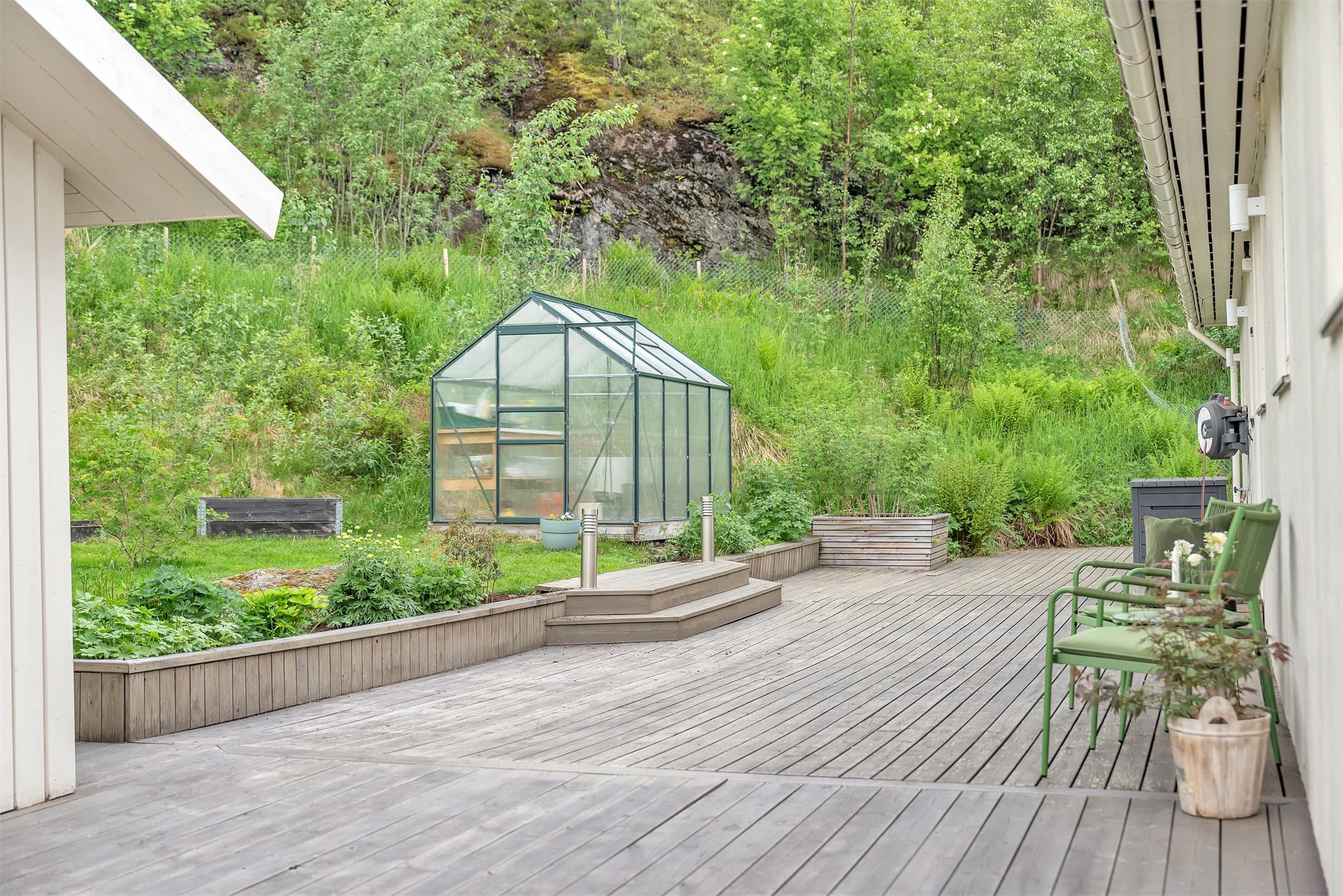 På tomten er det oppført et drivhus på 5 m² for den hageinteresserte.