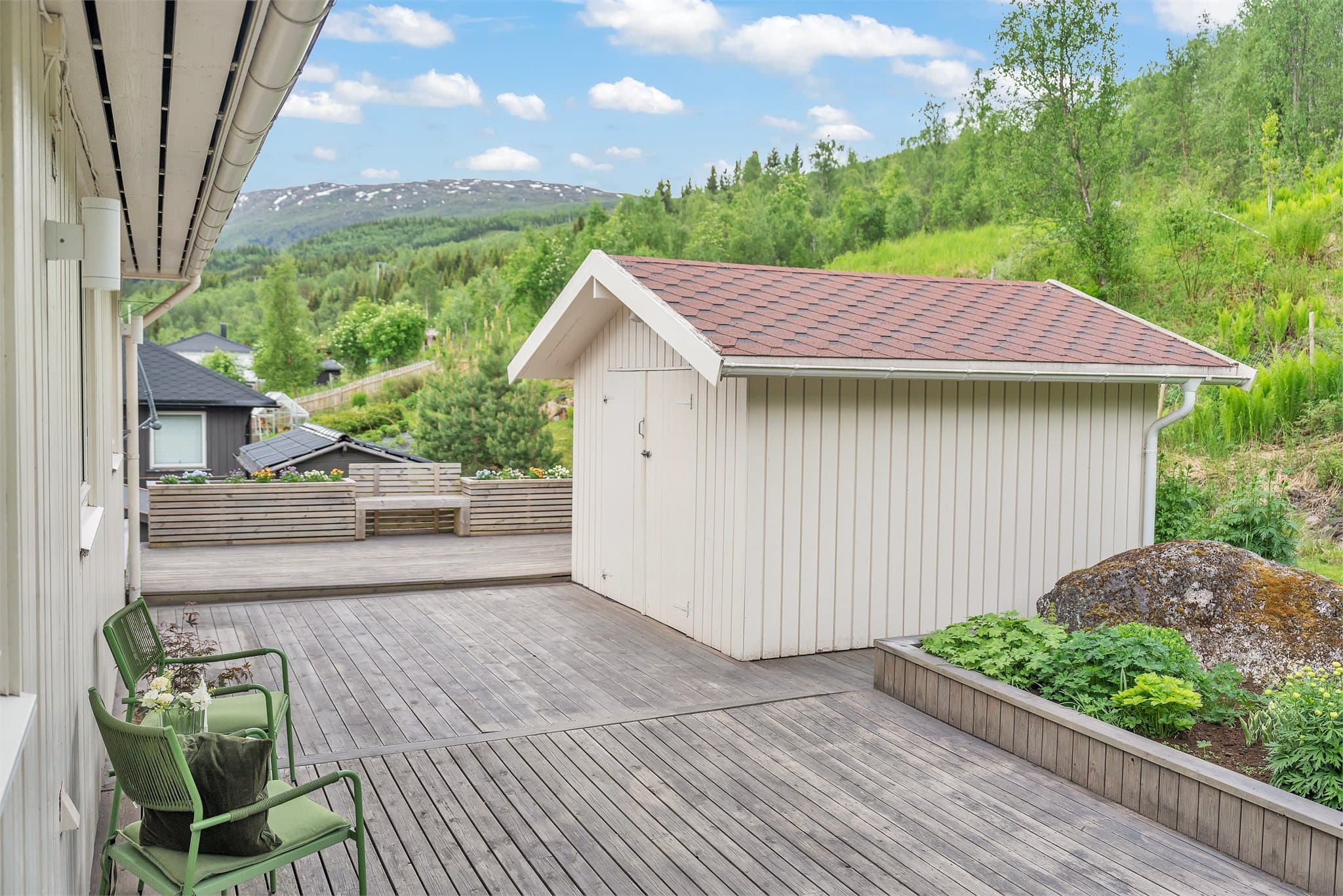 En frittstående utebod på 9 m² gir rikelig med ekstra lagringsplass.