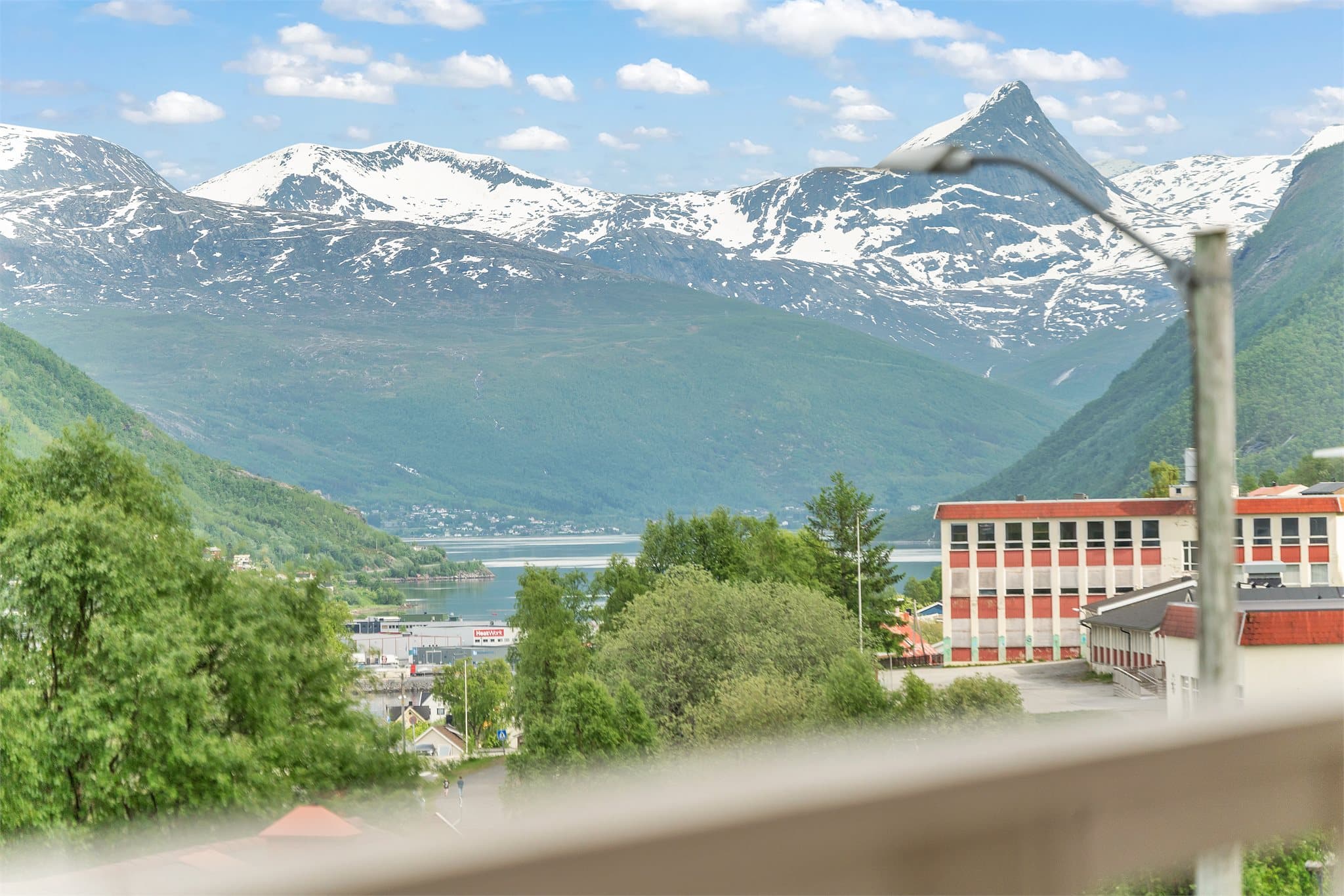 Eiendommen ligger i gangavstand til Ankenes skole (ca. 600 meter), her er det flott utsikt inn mot Beisfjorden.