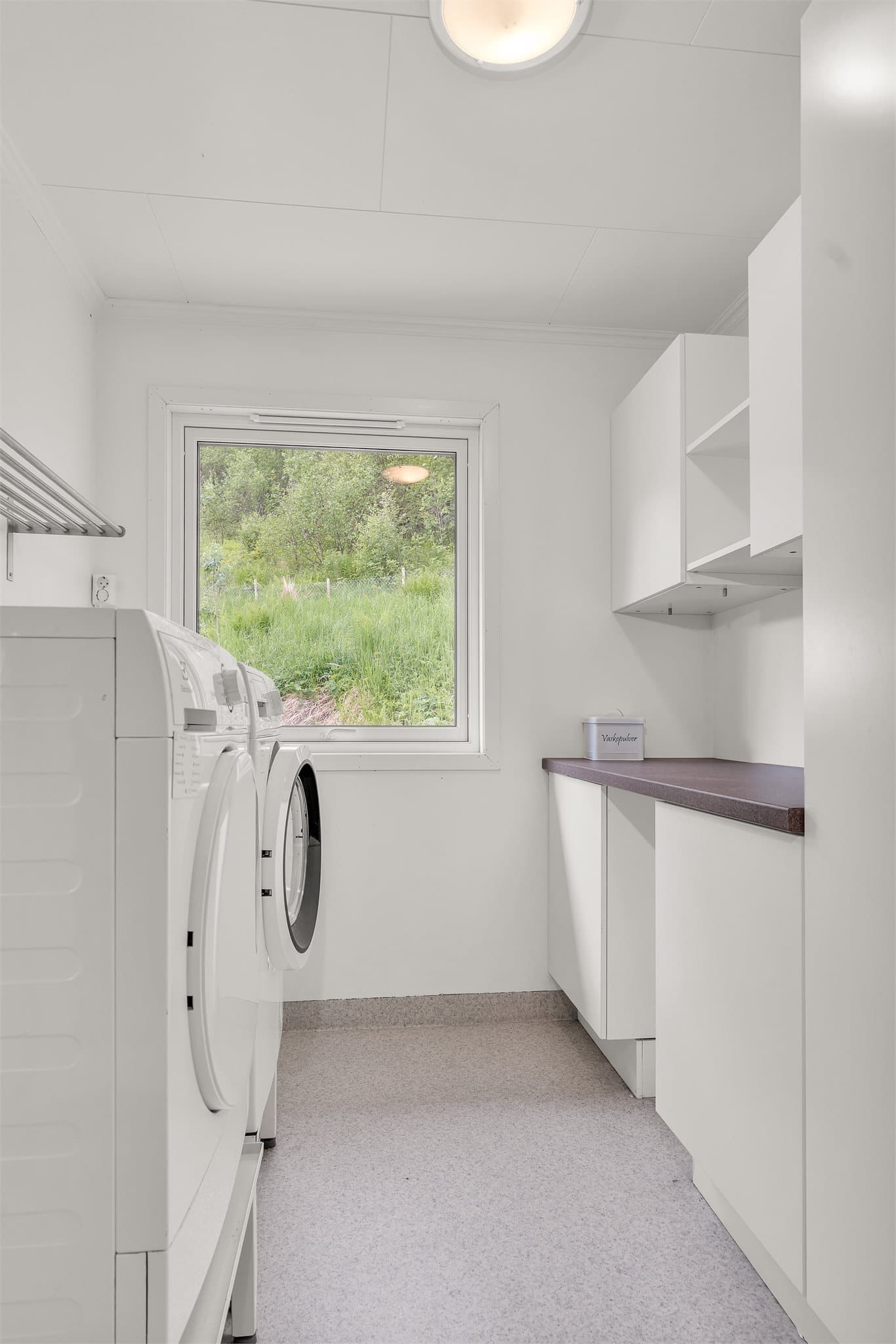 Rommet har vinylbelegg på gulvet og naturlig ventilasjon via ventil i vinduet.
