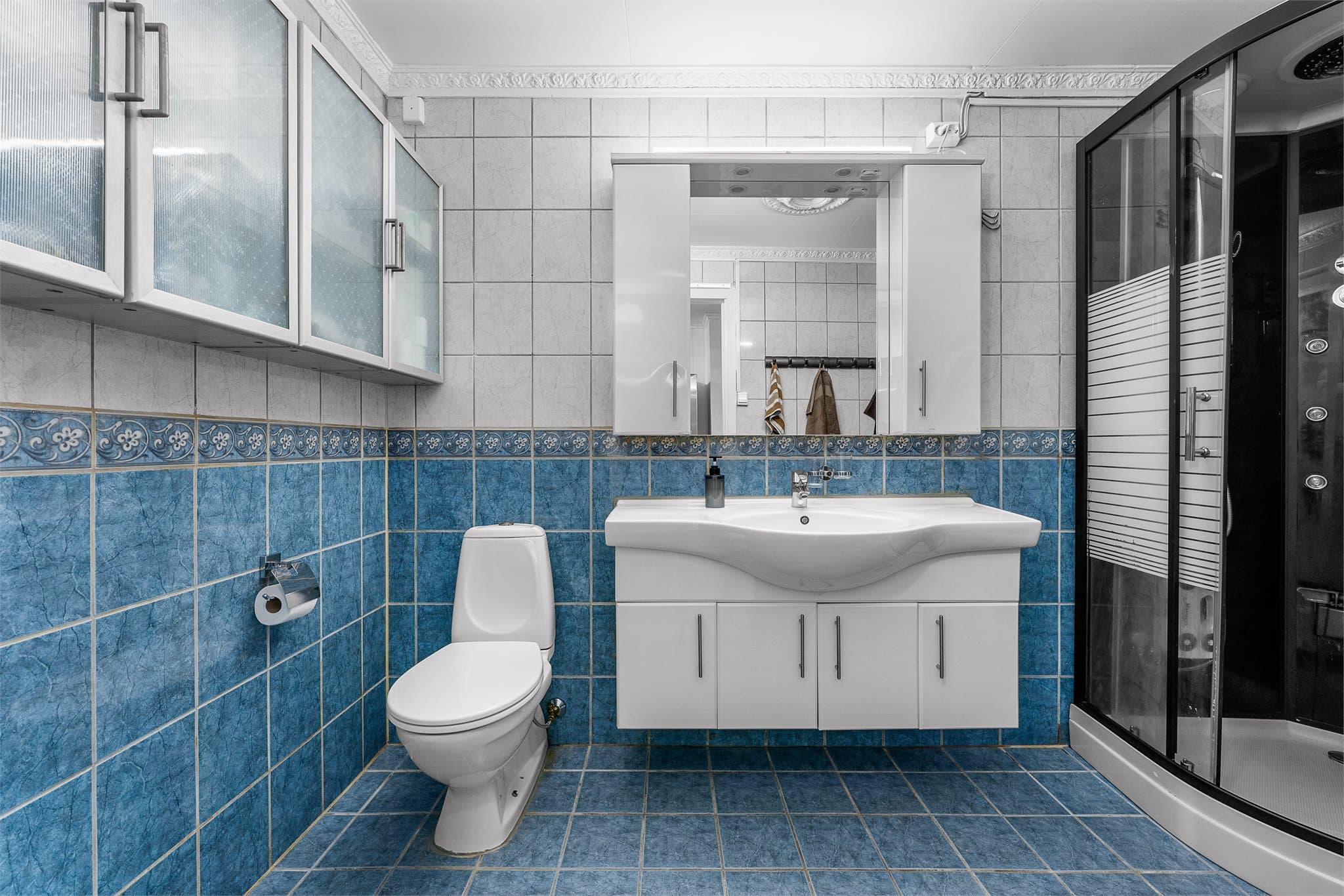 Badet er innredet med klosett, helservant på skapseksjon, dusjkabinett og det er opplegg for vaskemaskin.