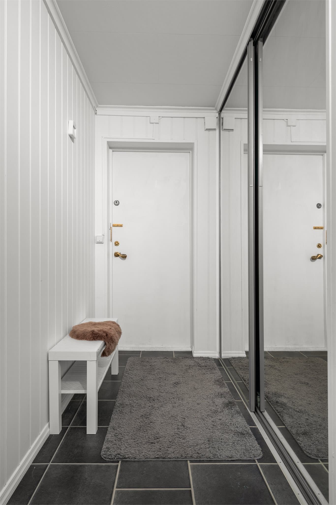 Velkommen inn! Romslig entré med skyvedørsgarderobe.