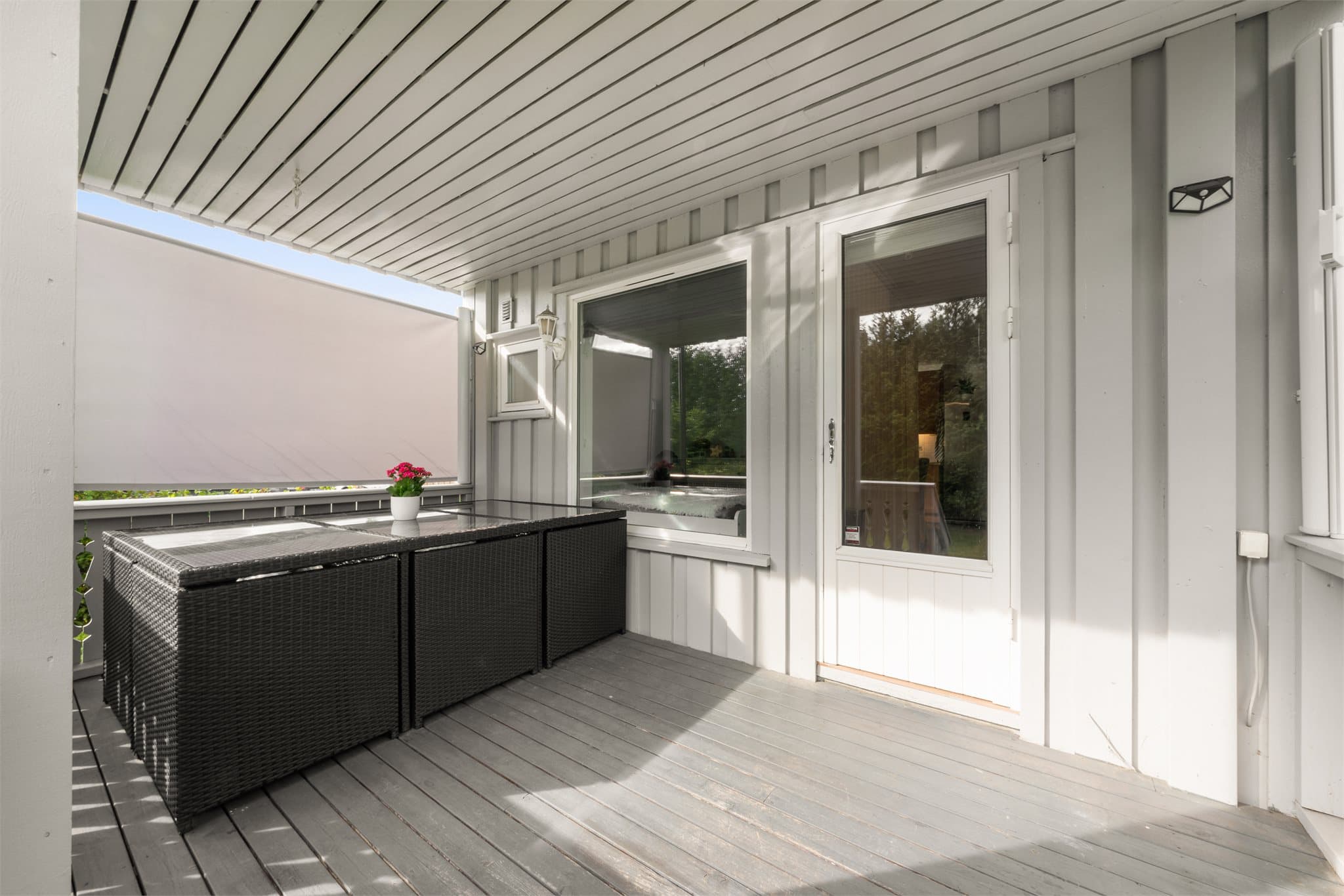 Overbygd veranda.