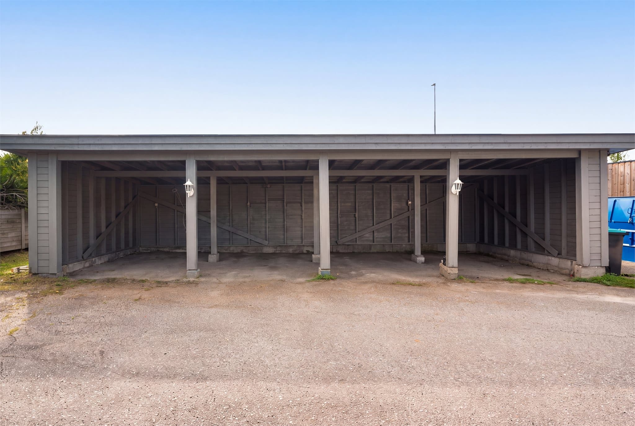 Det følger én plass i carport samt at det er biloppstillingsplasser på sameiets fellesområde.