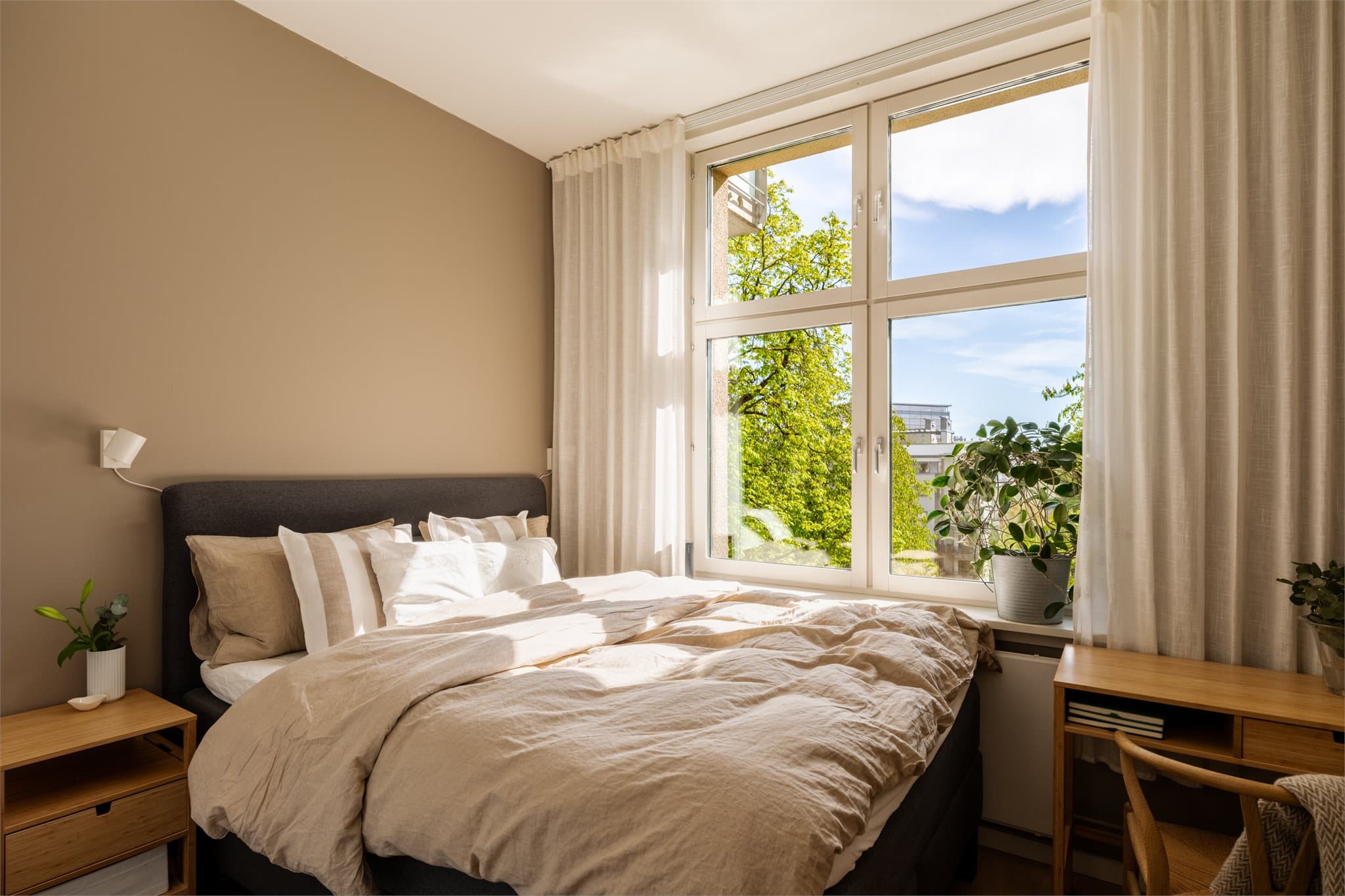 Soverommet vender mot det rolige, indre gårdsrommet og har plass til dobbeltseng og ønsket nattbordsløsning.