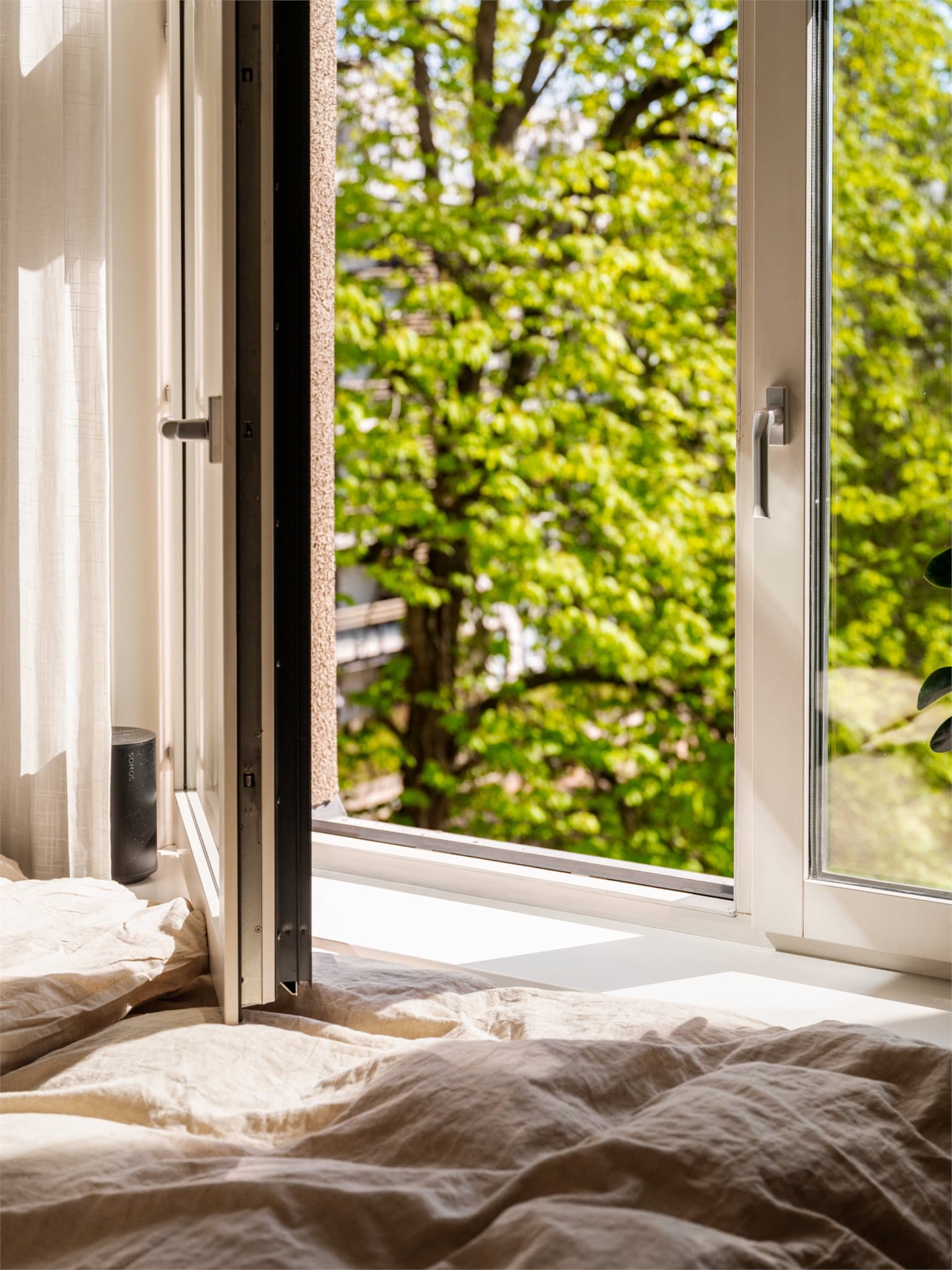 Vinduene kan åpnes og slipper inn en behagelig, sval sommerbris.