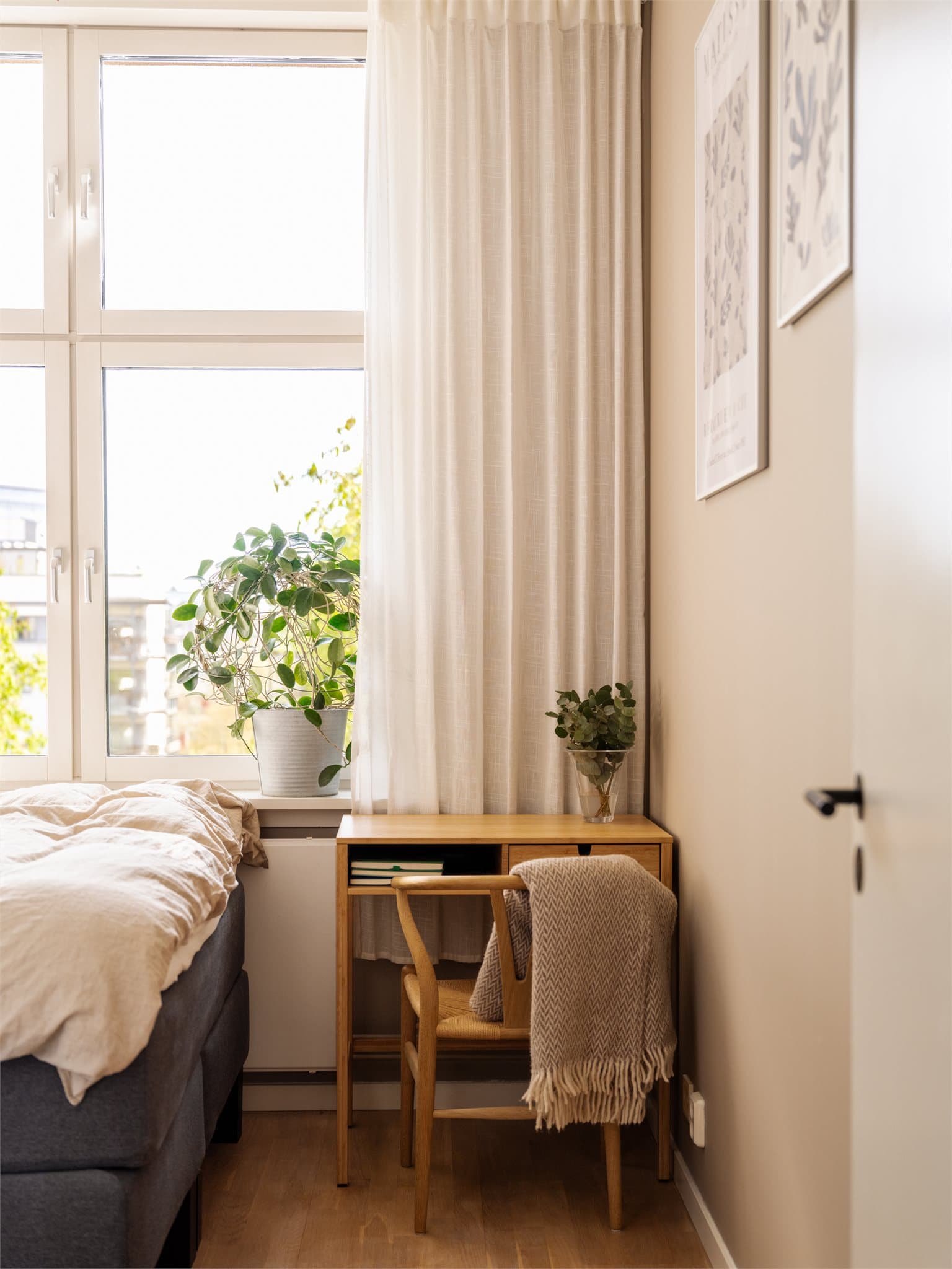 Rommet har god plass til en liten kontorløsning ved vinduet.