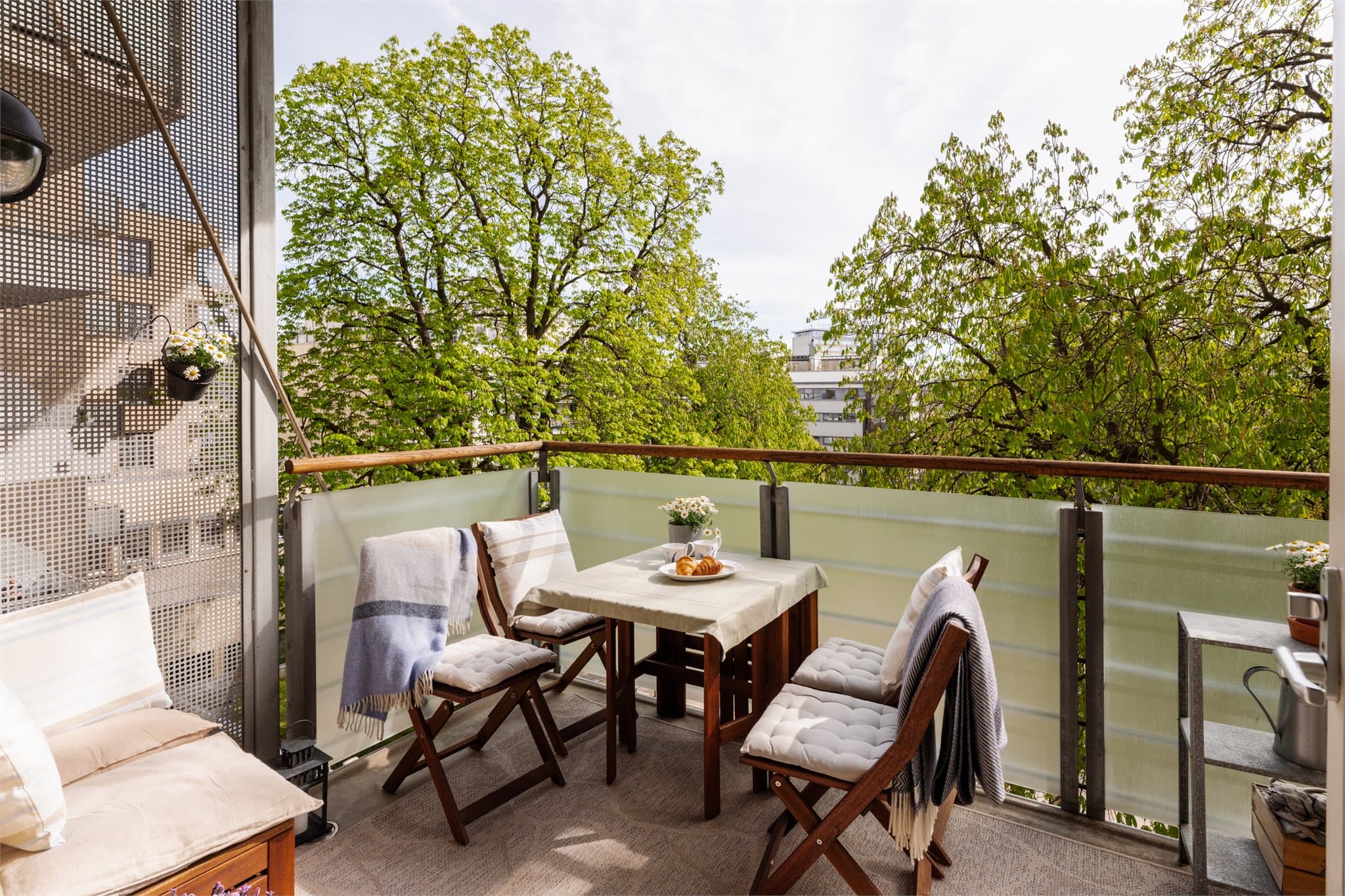 Her er det god plass til både sittegruppe og grill, med utsikt mot det prisbelønte parkområdet.