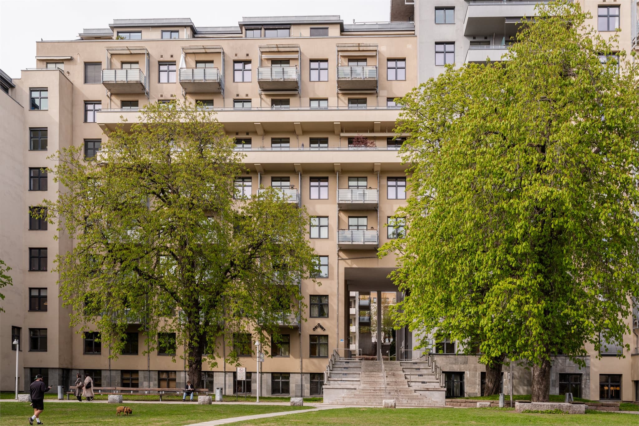 Området er en urban oase med velholdte grøntområder, stier og sitteplasser.