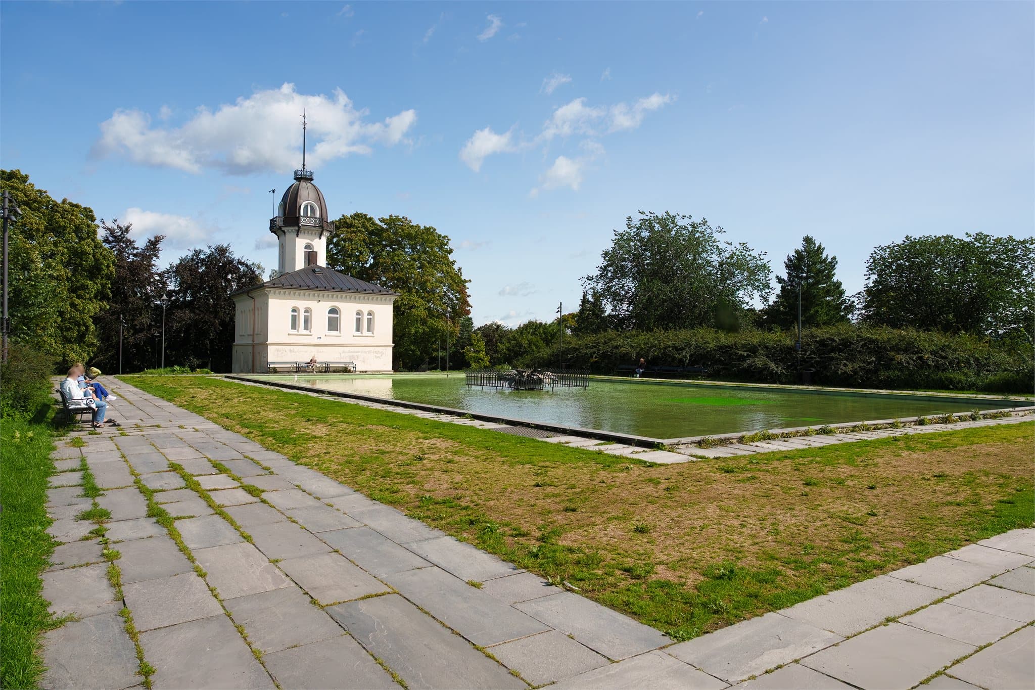 Parken er et yndet sted for rekreasjon, med turstier og flott utsikt over byen.