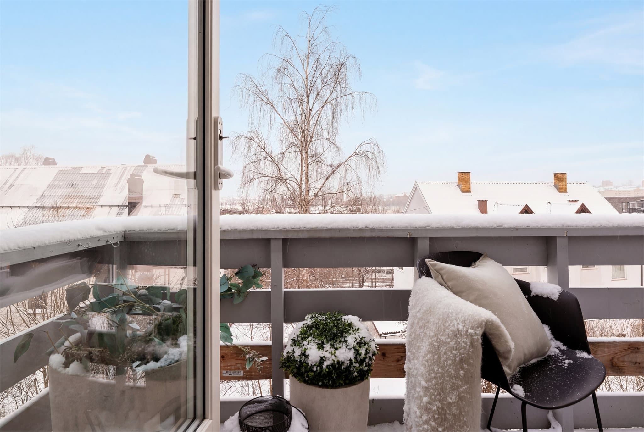 Fra oppholdsrommet er det utgang til balkong, som vil fungere som en naturlig forlengelse av boligen.