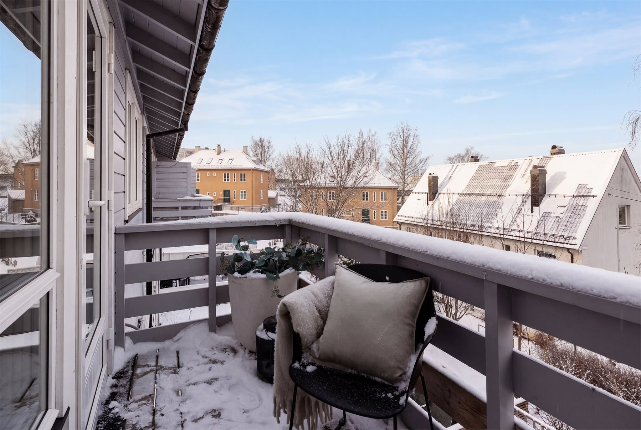 Boligen ligger noe hevet i terrenget, noe som gir en luftig og flott utsikt fra balkongen.