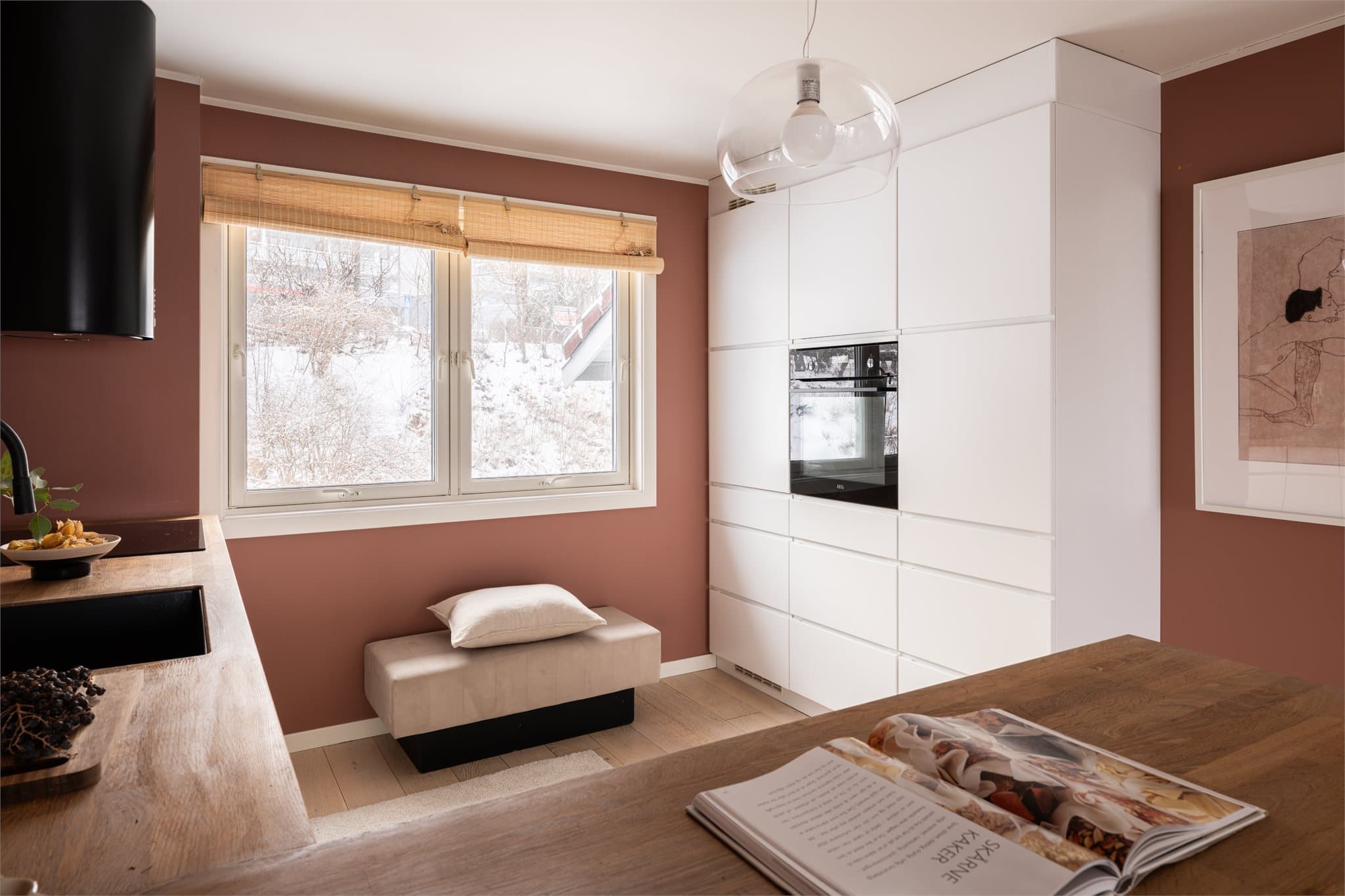 Høyskap fra gulv til tak gir rikelig med oppbevaringsplass. Innredningen har integrert stekeovn i brukervennlig høyde.