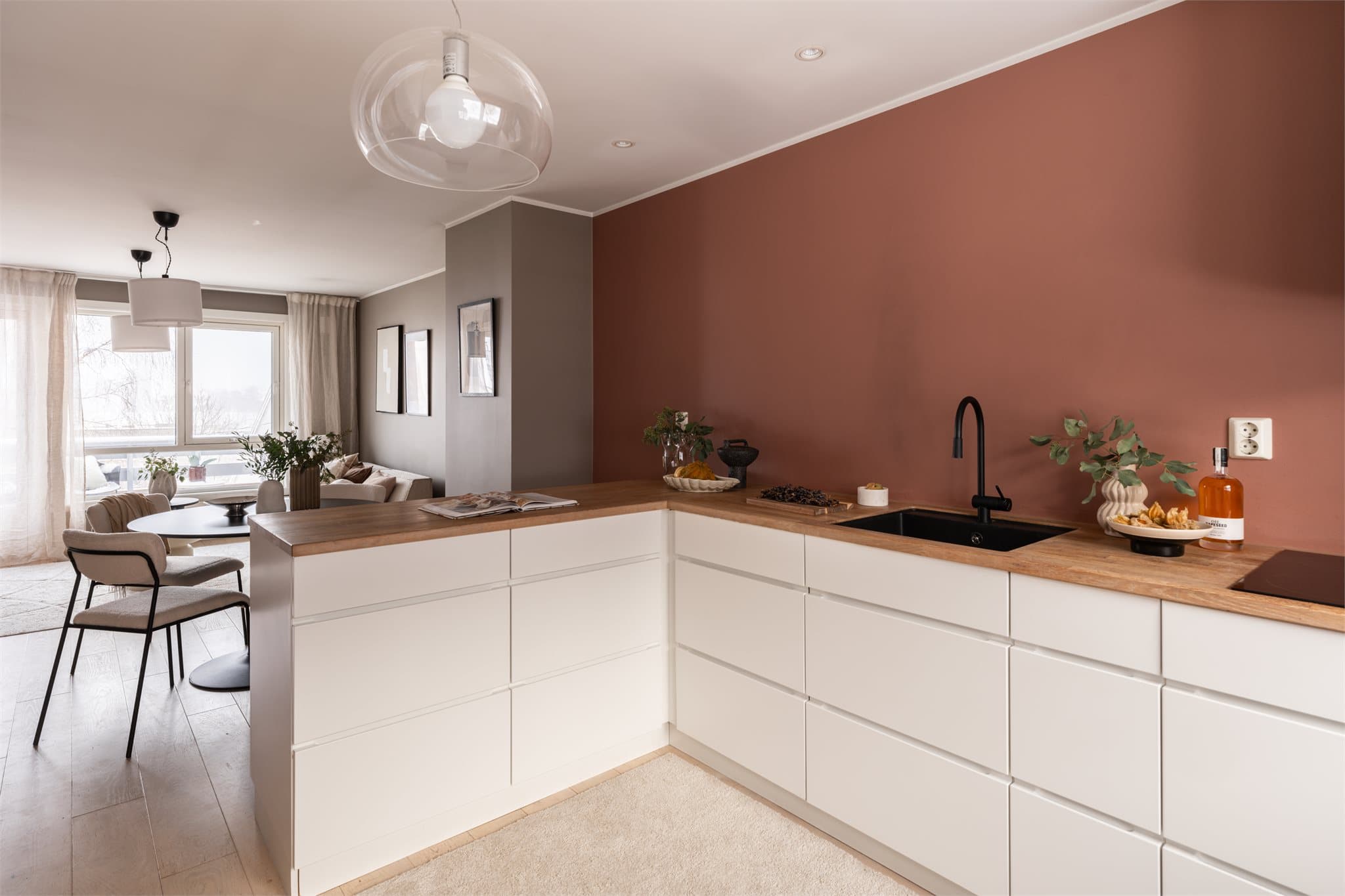 Løsningen uten overskap bidrar til et luftig og moderne uttrykk på kjøkkenet.