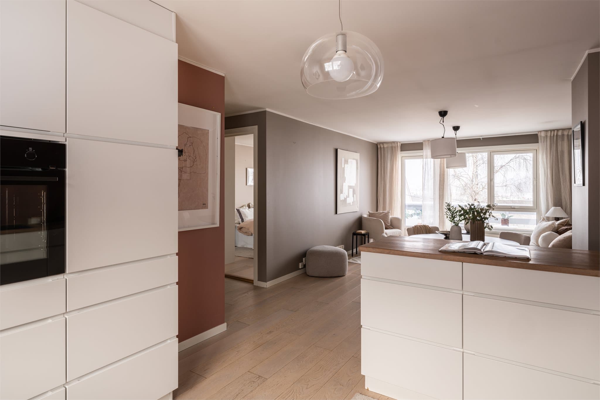 Den praktiske planløsningen gir en god flyt mellom leilighetens ulike soner.