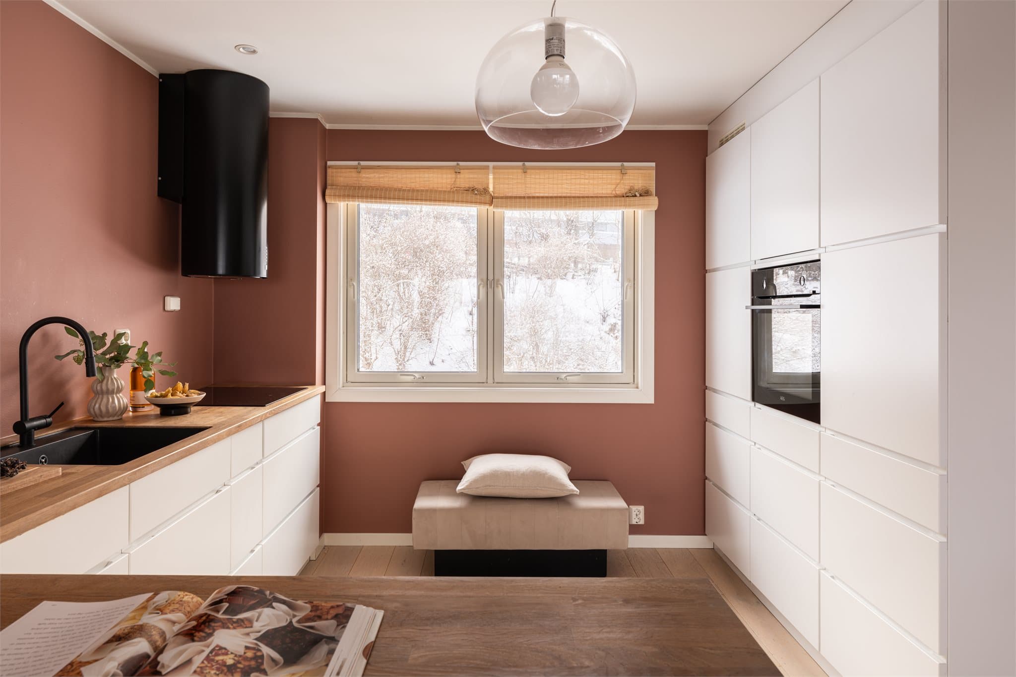 Plantegningen er gjennomgående og byr på rikelig med naturlig lys fra to sider, samt romslige og velfungerende rom.