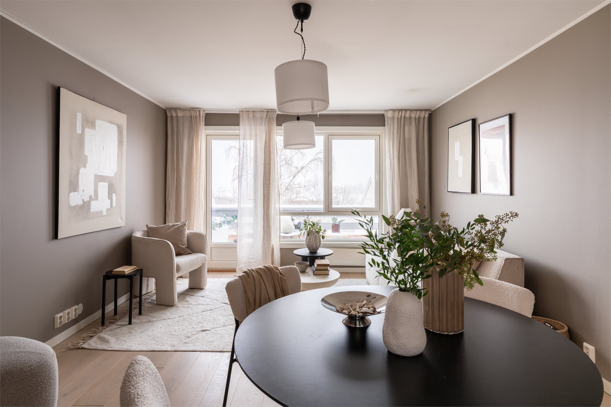 Leiligheten har en åpen løsning mellom stue og kjøkken, med plass til både sittegruppe og spisebord.