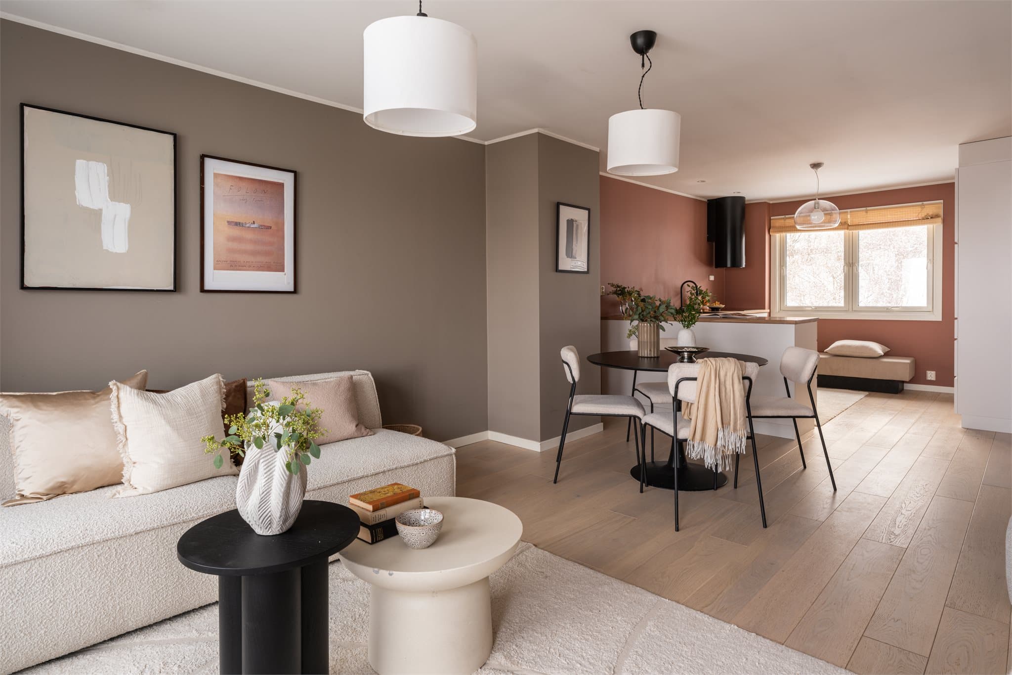 Leiligheten ble pusset opp i 2018 og fremstår i dag som svært moderne, med en gjennomført fargepalett og innredning i en lys og tidløs stil.