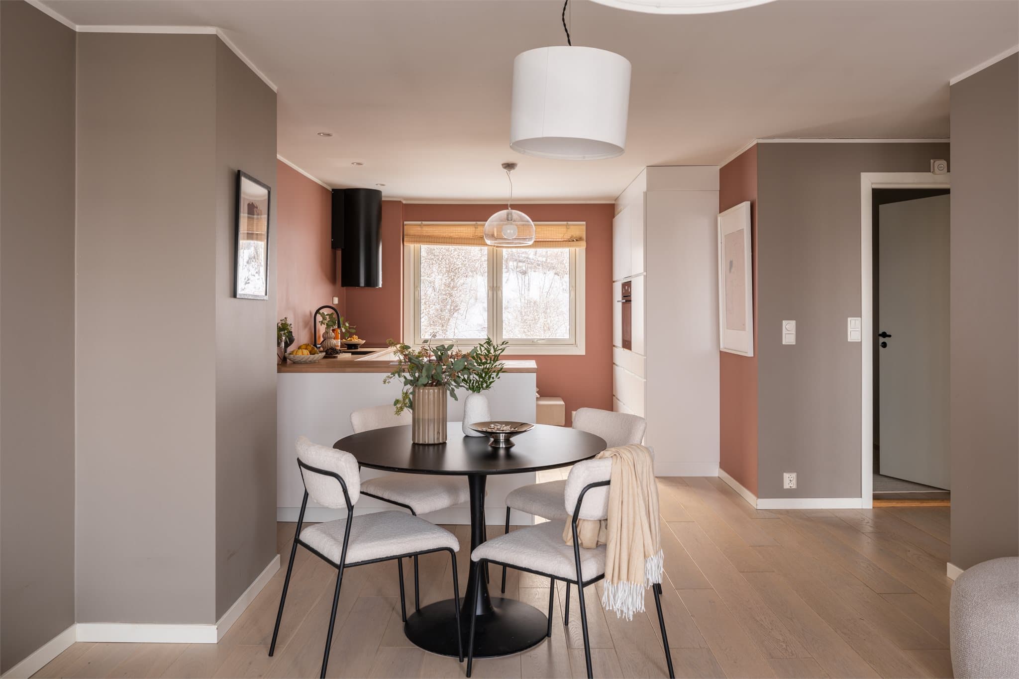 Gjennomgående parkett og malte, slette overflater gir et helhetlig og tidsriktig uttrykk.