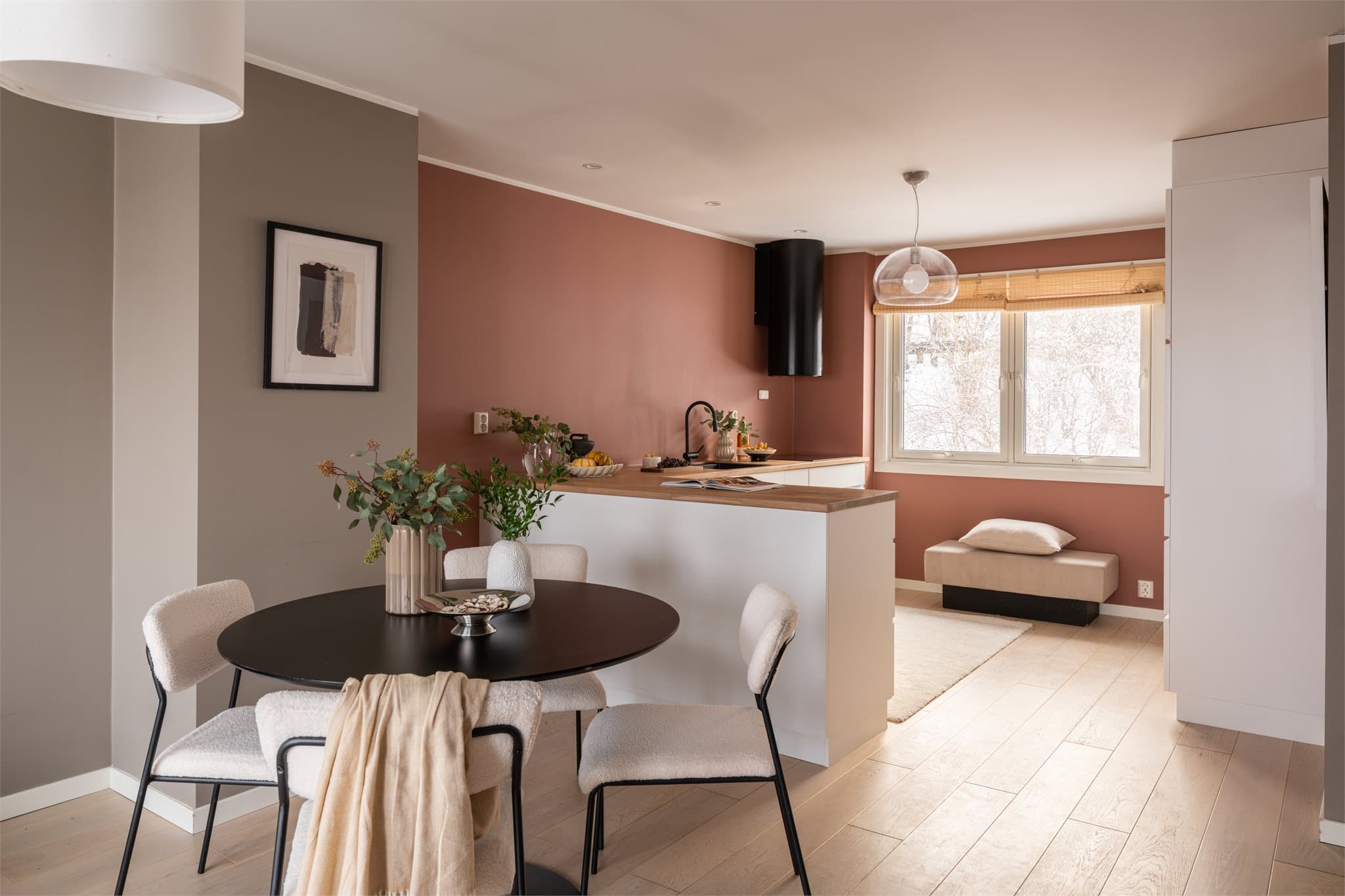 Kjøkkeninnredningen i L-form fungerer som en naturlig avgrensning av sonen mot stuen.