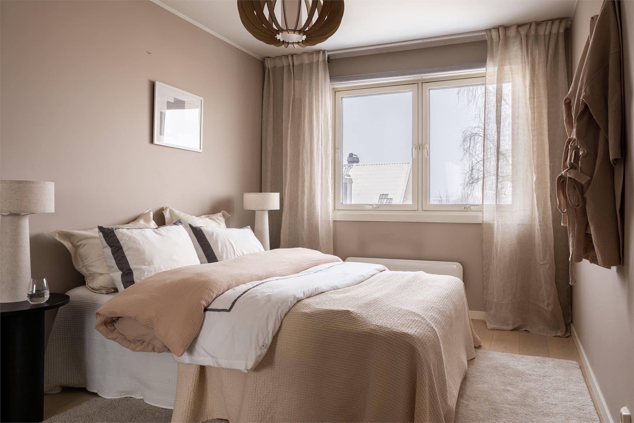 Soverommet er av god størrelse med plass til dobbeltseng og nattbord.