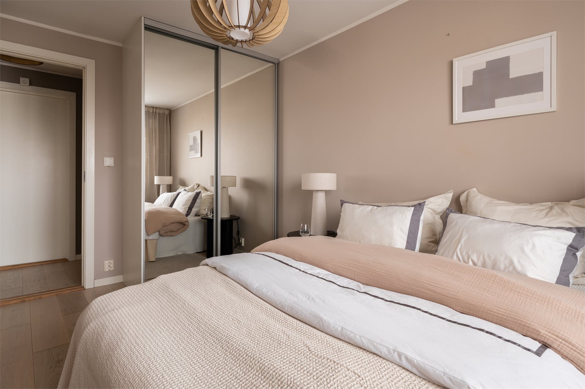 Rommet har også plass for en ønsket garderobeløsning.