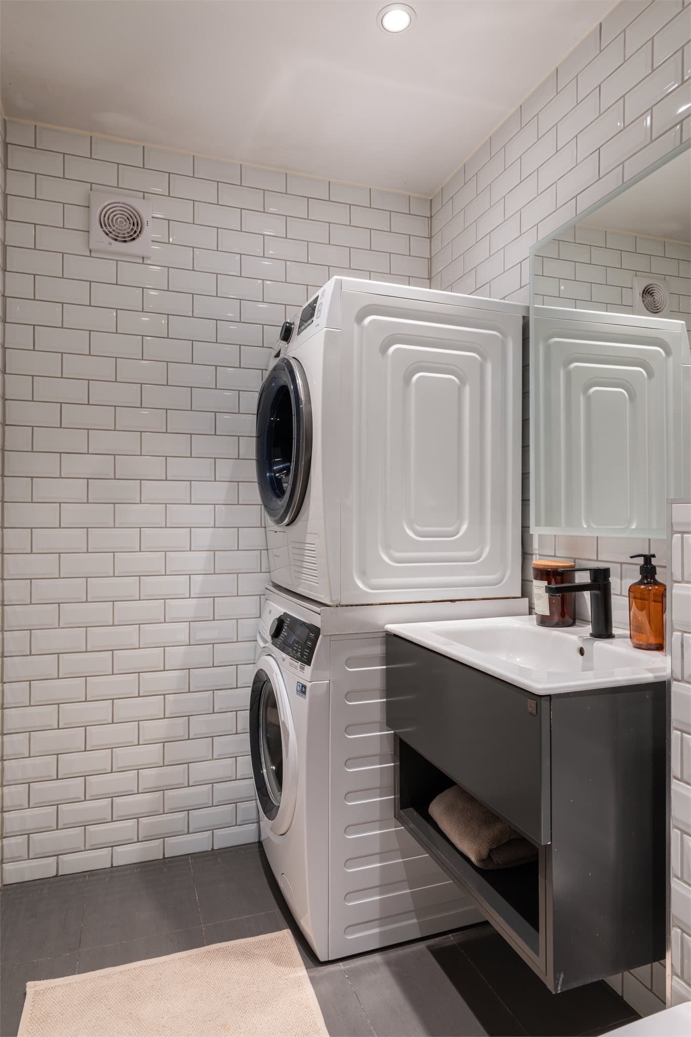 Her er det praktisk opplegg for vaskemaskin og tørketrommel. Gulvet har varmekabler.