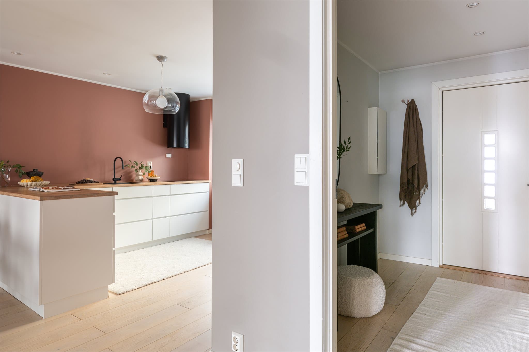 Den romslige entréen har varmefolie i gulvet for en behagelig velkomst.