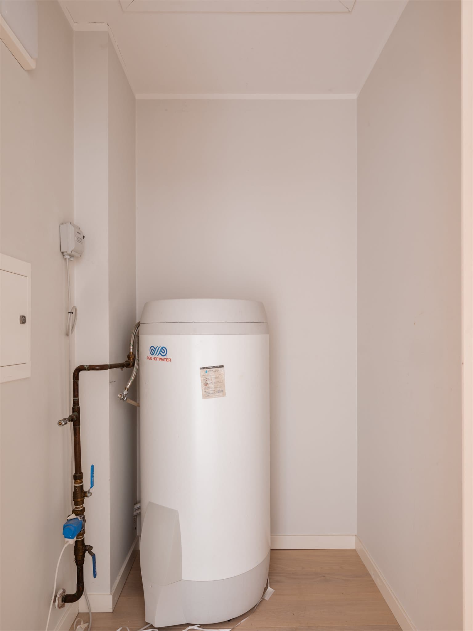 Leiligheten har en praktisk innvendig bod med en varmtvannsbereder fra 2018 på 200 liter.