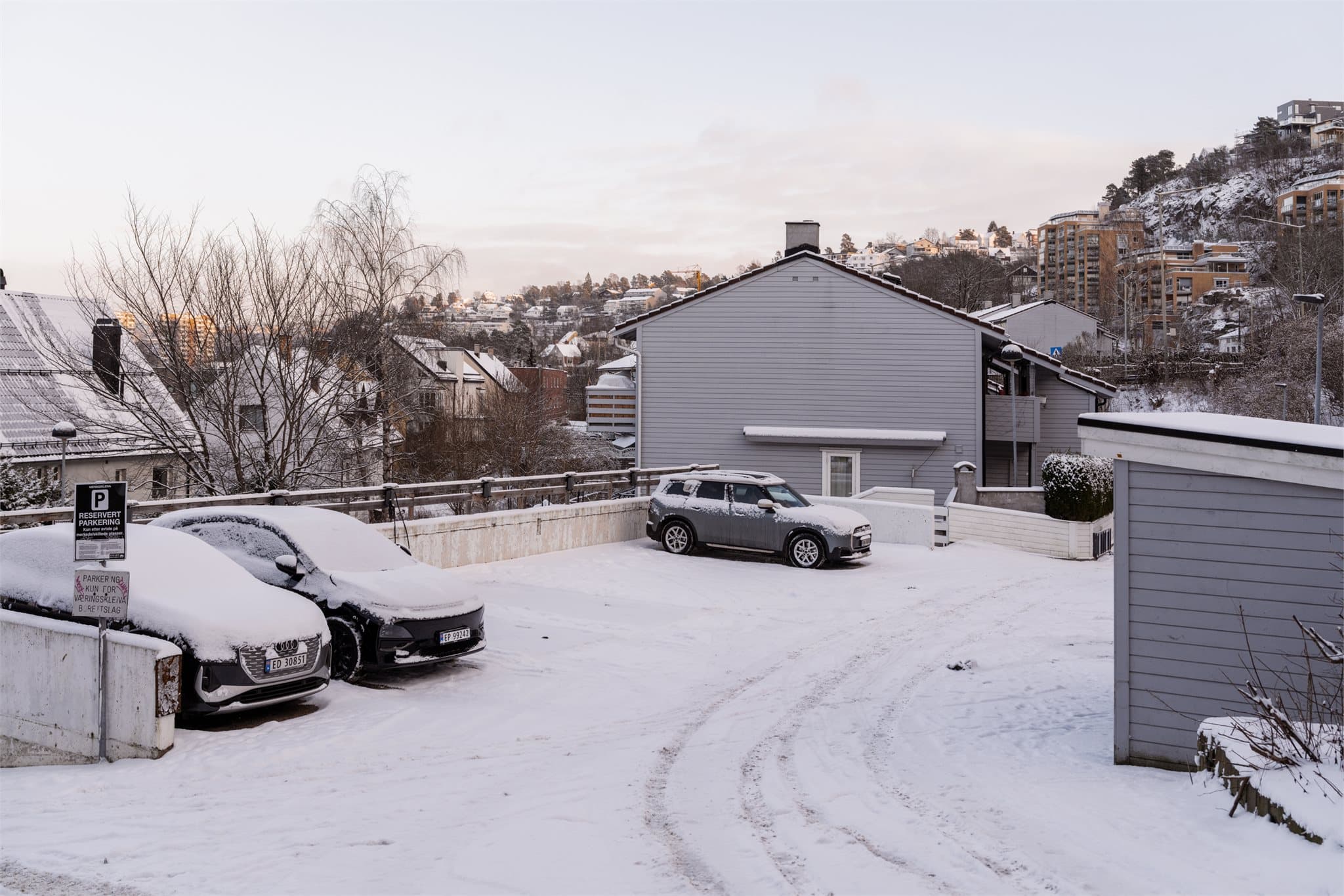 Kollektivtilbudet er godt, og det er mulighet for å leie parkeringsplass i borettslaget.
