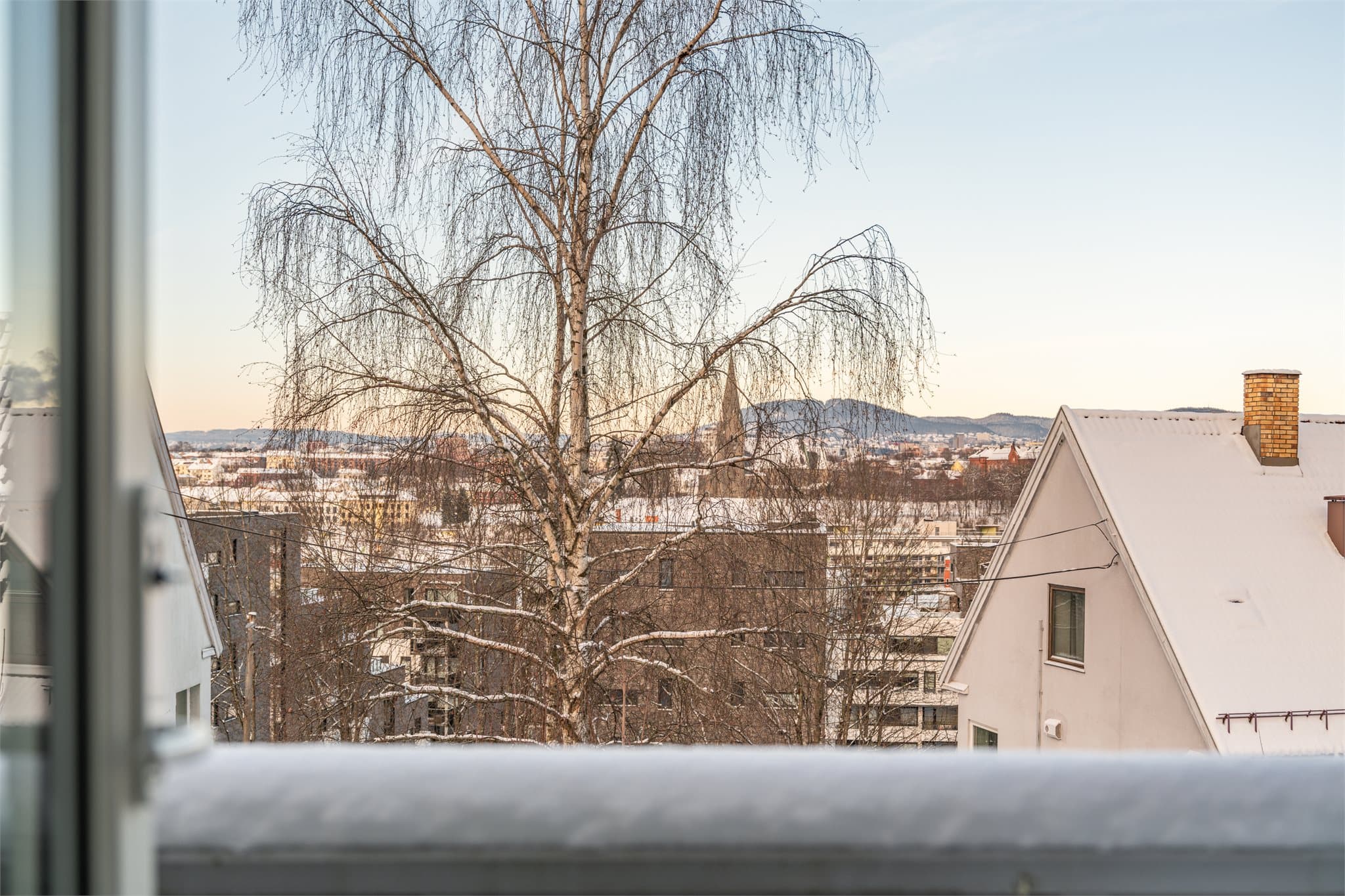 Balkongen er på ca. 5 m² og har gode solforhold fra ettermiddag til kveld gjennom sommerhalvåret.