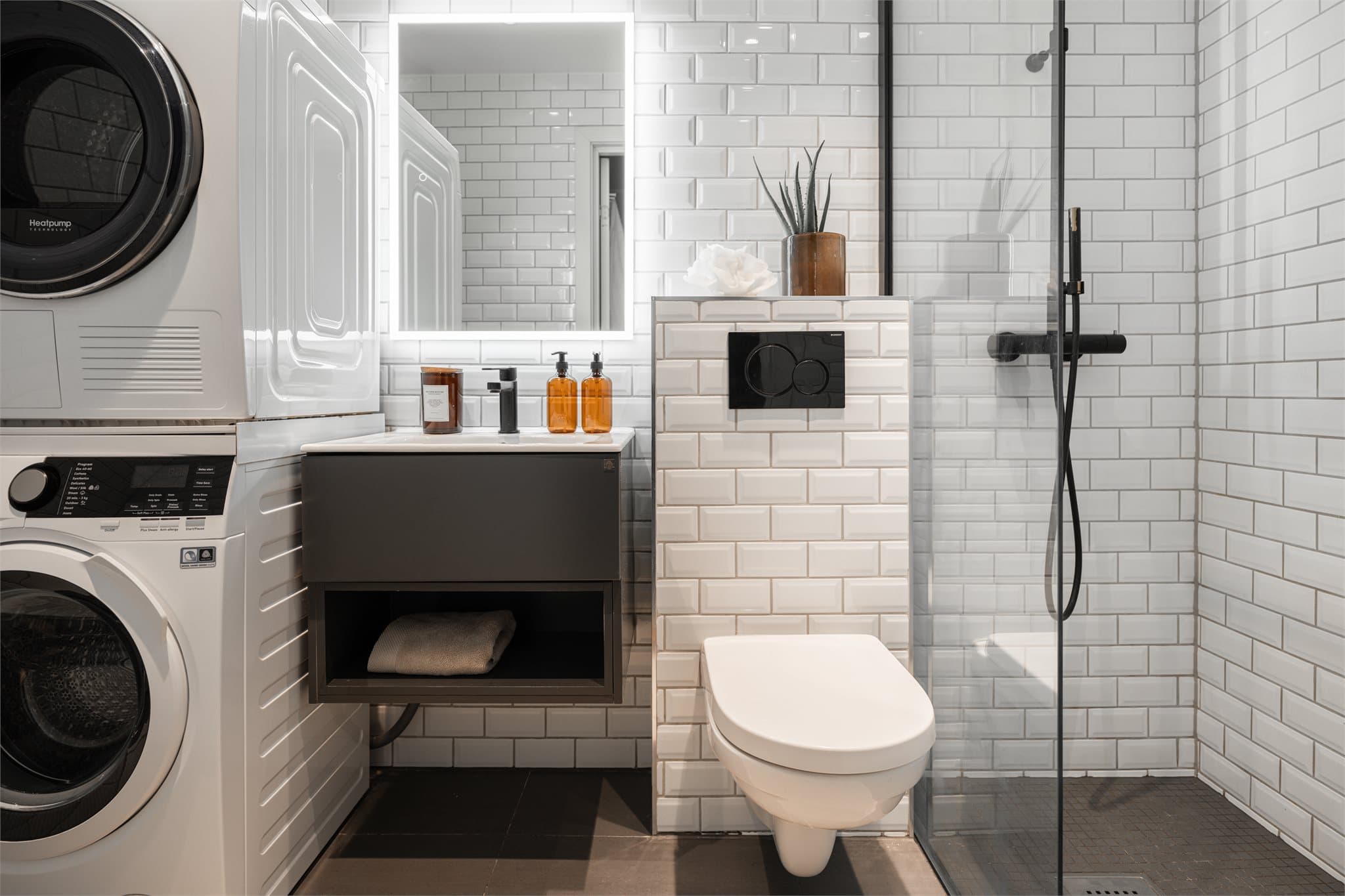 Badet ble pusset opp i 2018 og har et moderne uttrykk med vegghengt toalett og flislagte overflater.