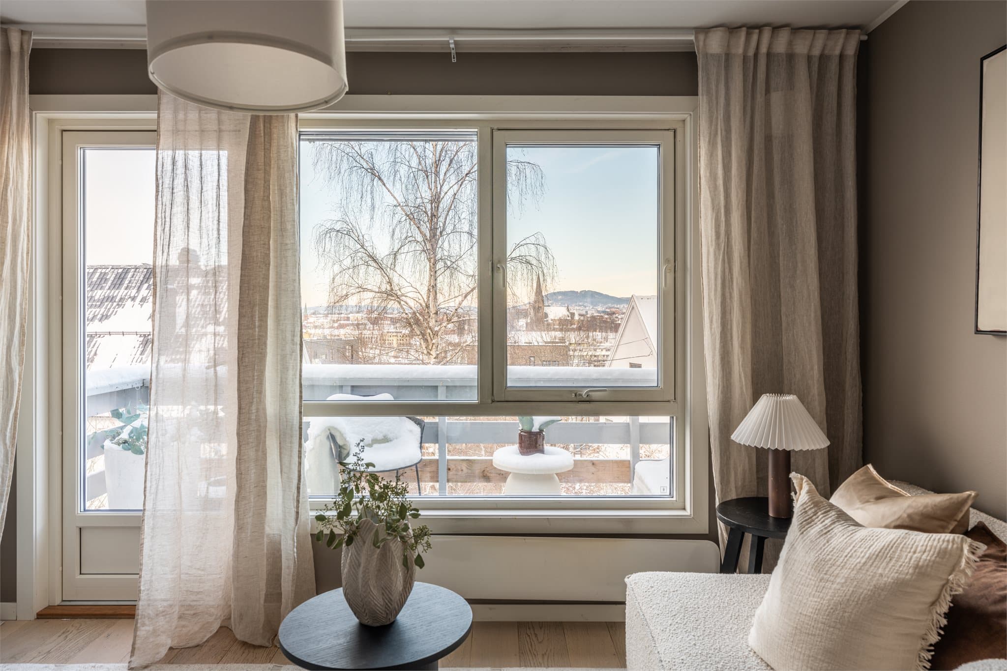 Stuen har store vindusflater med flott utsikt utover nærområde, bl.a. Kværnerbyen samt Vålrenga park og kirke.