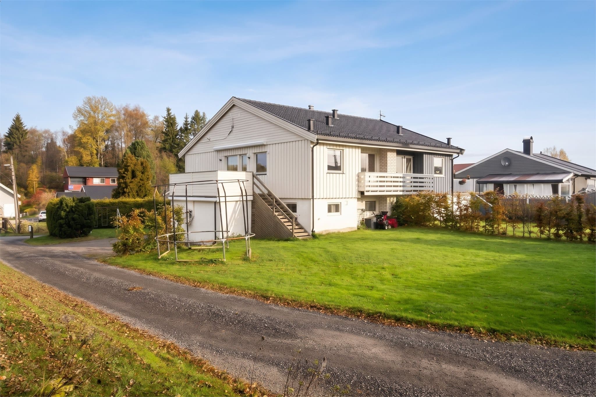 Velkommen til Tulipanvegen 55A! Her får du en romslig og innholdsrik halvpart av tomannsbolig med en fin beliggenhet i et rolig og barnevennlig boligområde på Holter. Foto: Hilde Hugsand.