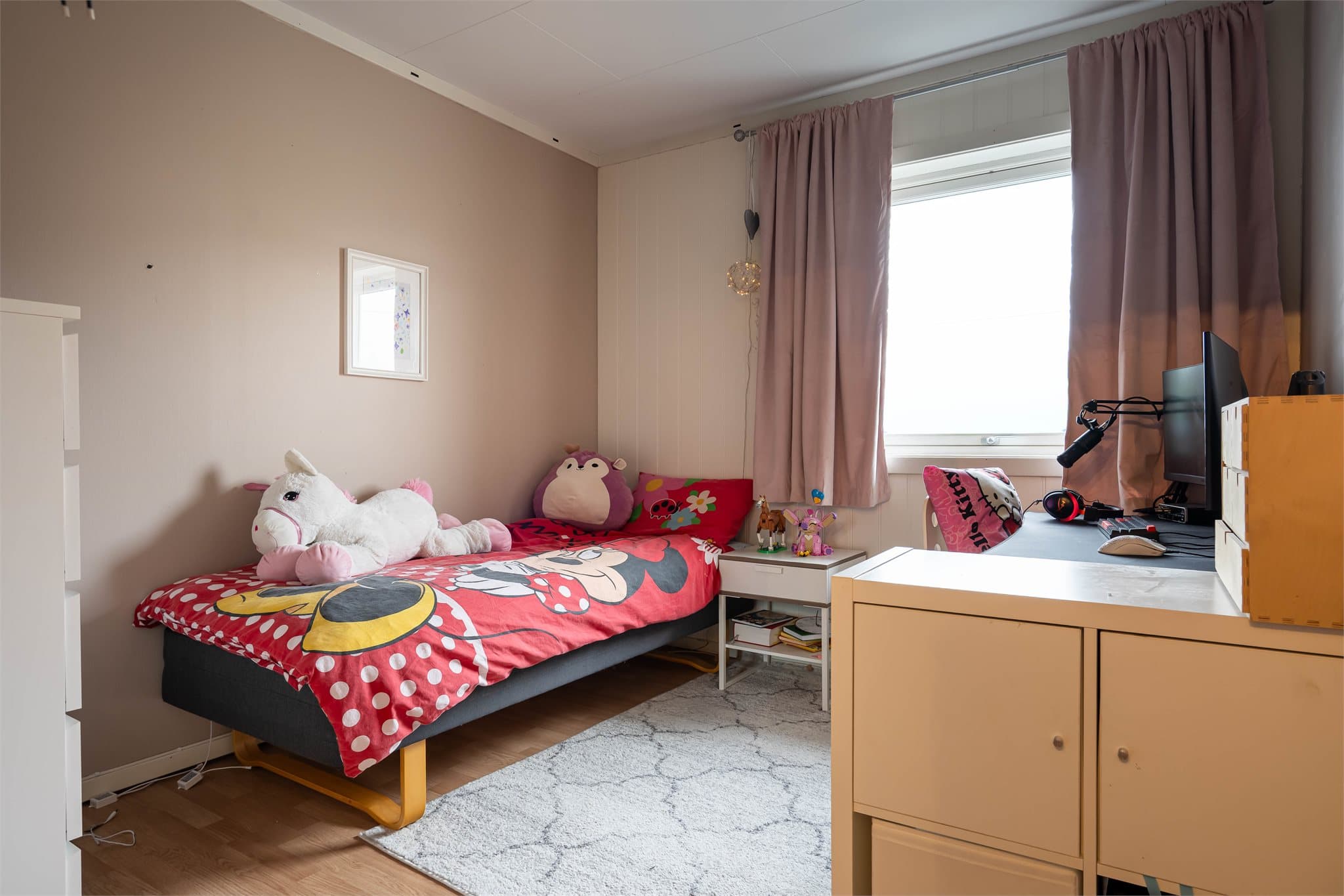 Med tre soverom fordelt over to etasjer ligger forholdene godt til rette for en fleksibel romfordeling som kan tilpasses familiens behov.