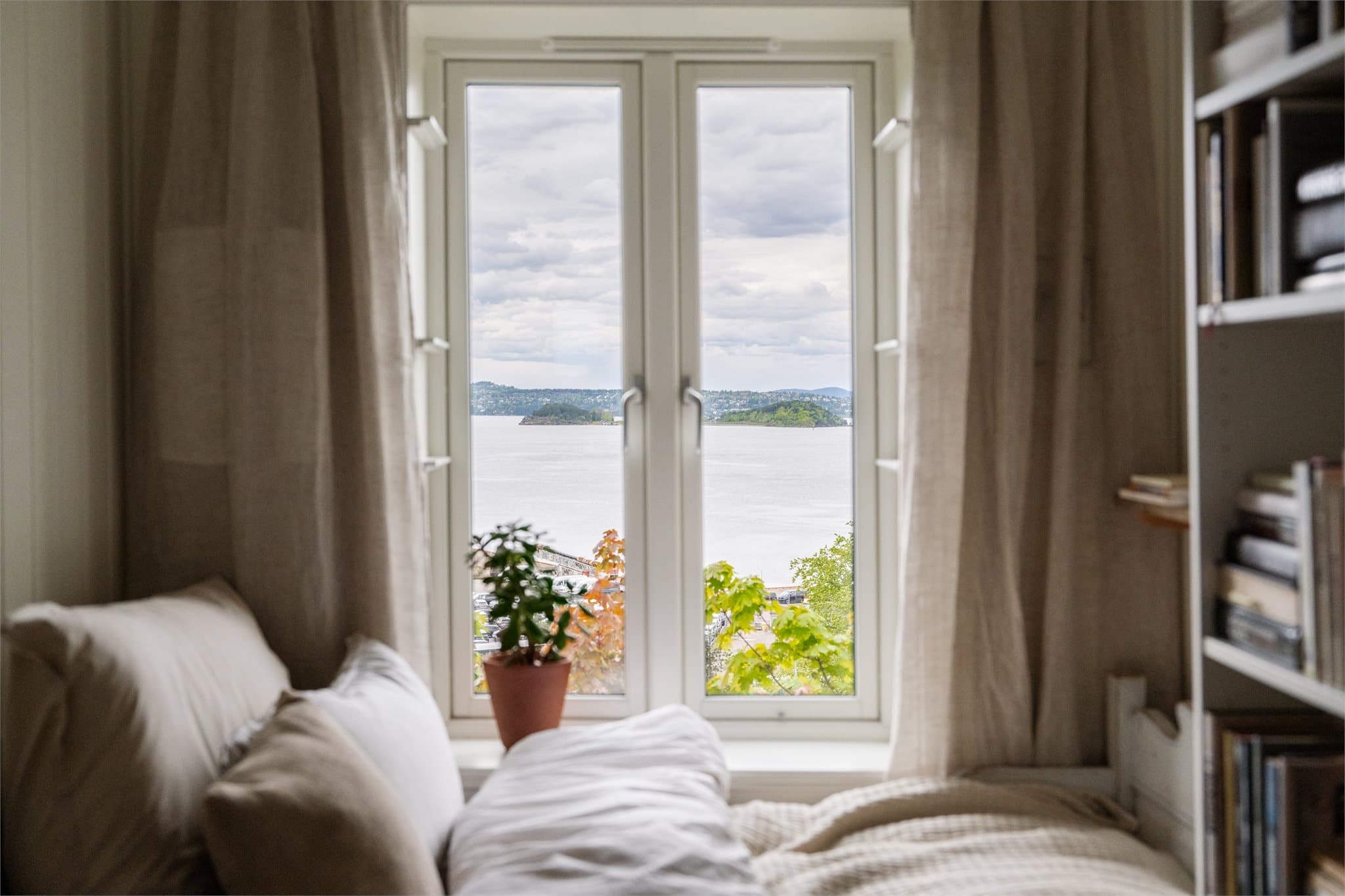 Nydelig utsikt mot fjorden. Tenk å våkne hver morgen til dette!