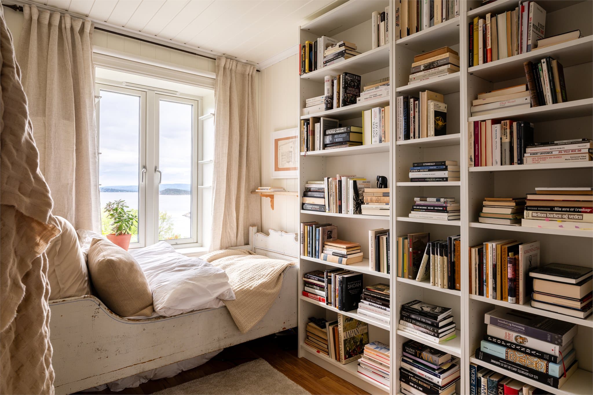 Sjarmerende soverom på ca. 8,8 m². Her kan man også sette inn en dobbeltseng.