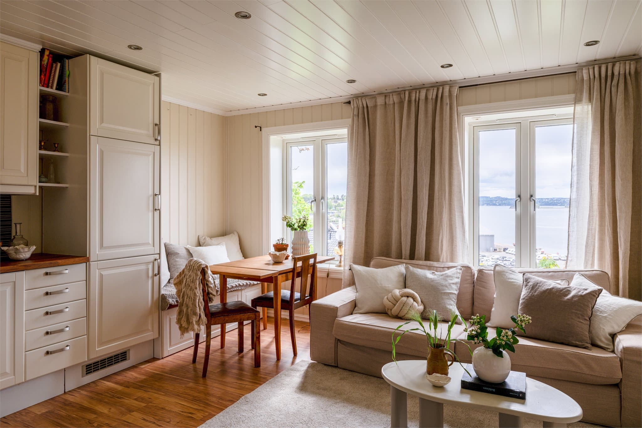 Leiligheten slipper inn rikelig med lys som skaper en lun atmosfære.