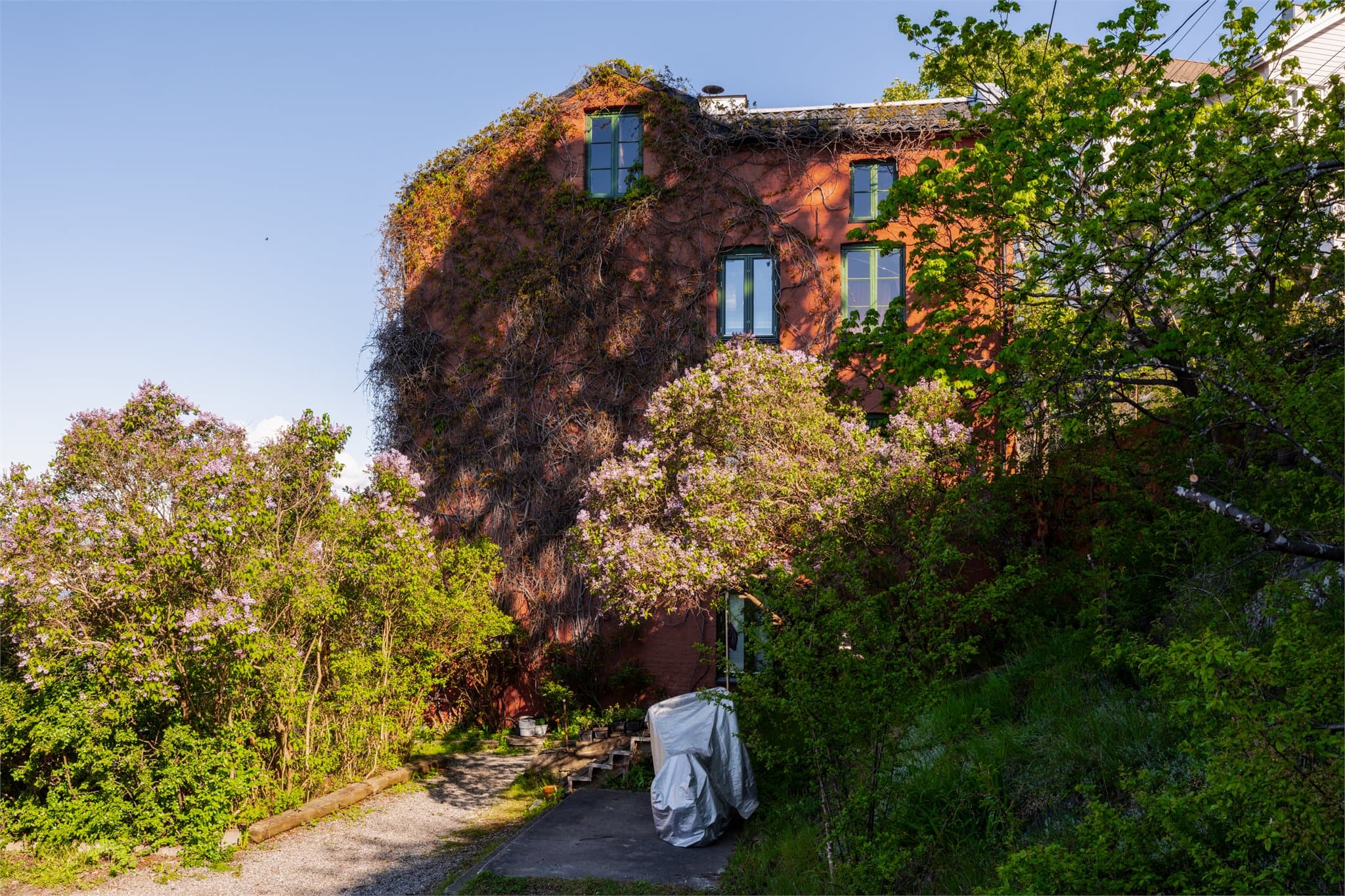 Pent vedlikeholdt gård fra 1880 med vakre omgivelser. Borettslaget har også to parkeringsplasser. Disse disponeres etter ansiennitet.