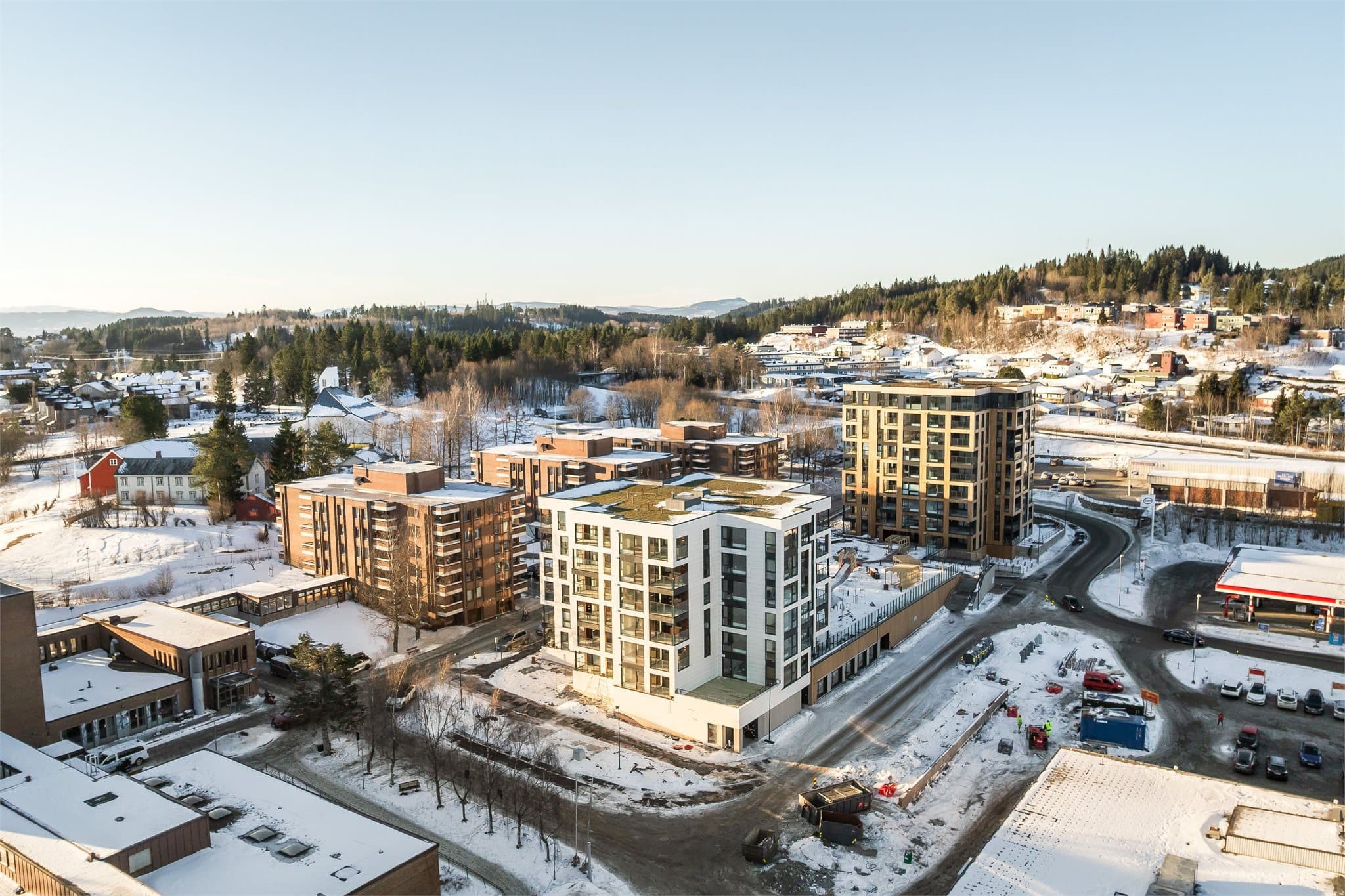 Kollektivforbindelsene er svært gode, med hyppige avganger fra Saupstadsenteret som tar deg effektivt til sentrum og andre bydeler.