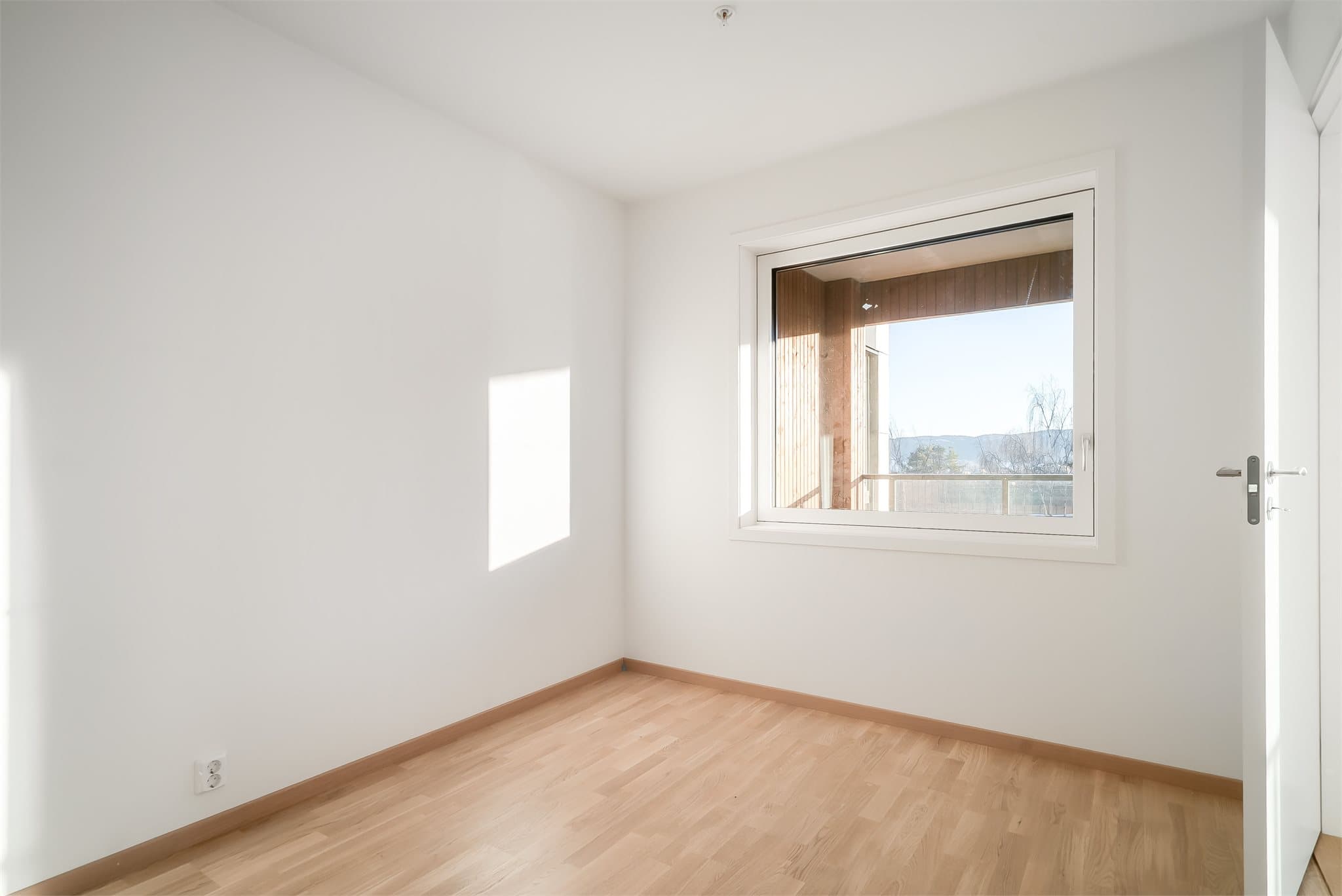 Soverommet måler 9 kvm og har en stor vindusflate som sørger for rikelig med naturlig lysinnslipp.