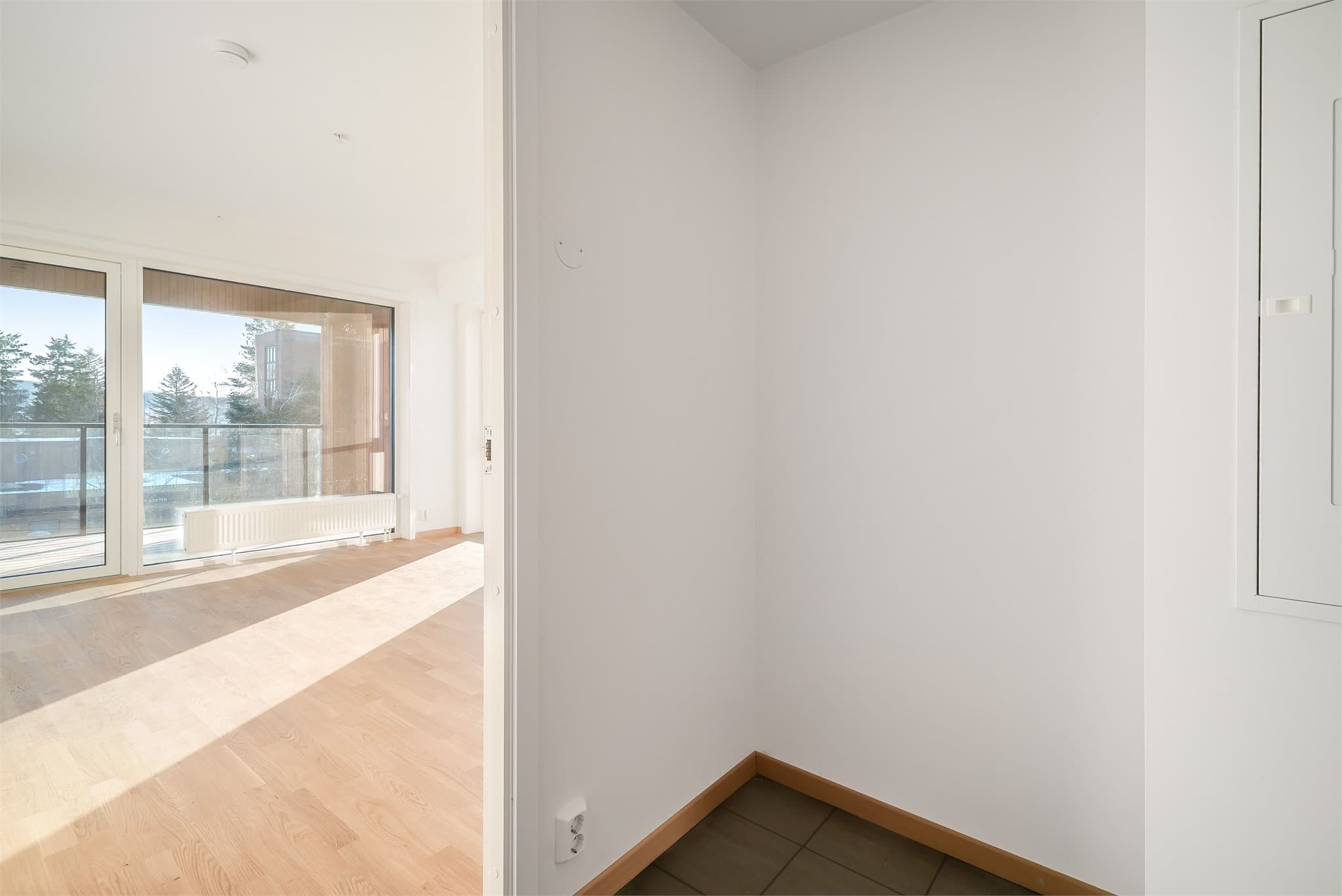 Praktisk entré med plass til sko, jakker og annen oppbevaring.