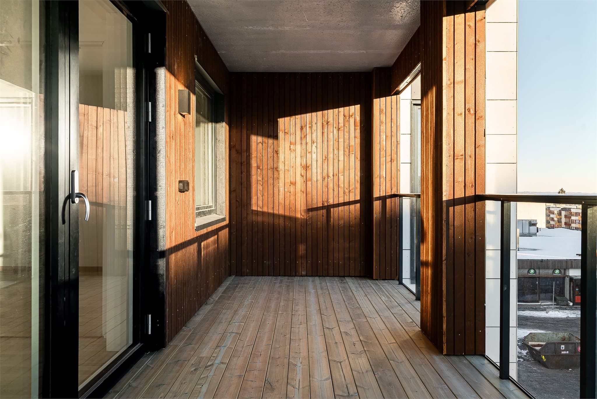 Balkongen har god plass til utemøbler og kan enkelt innredes i flere soner.