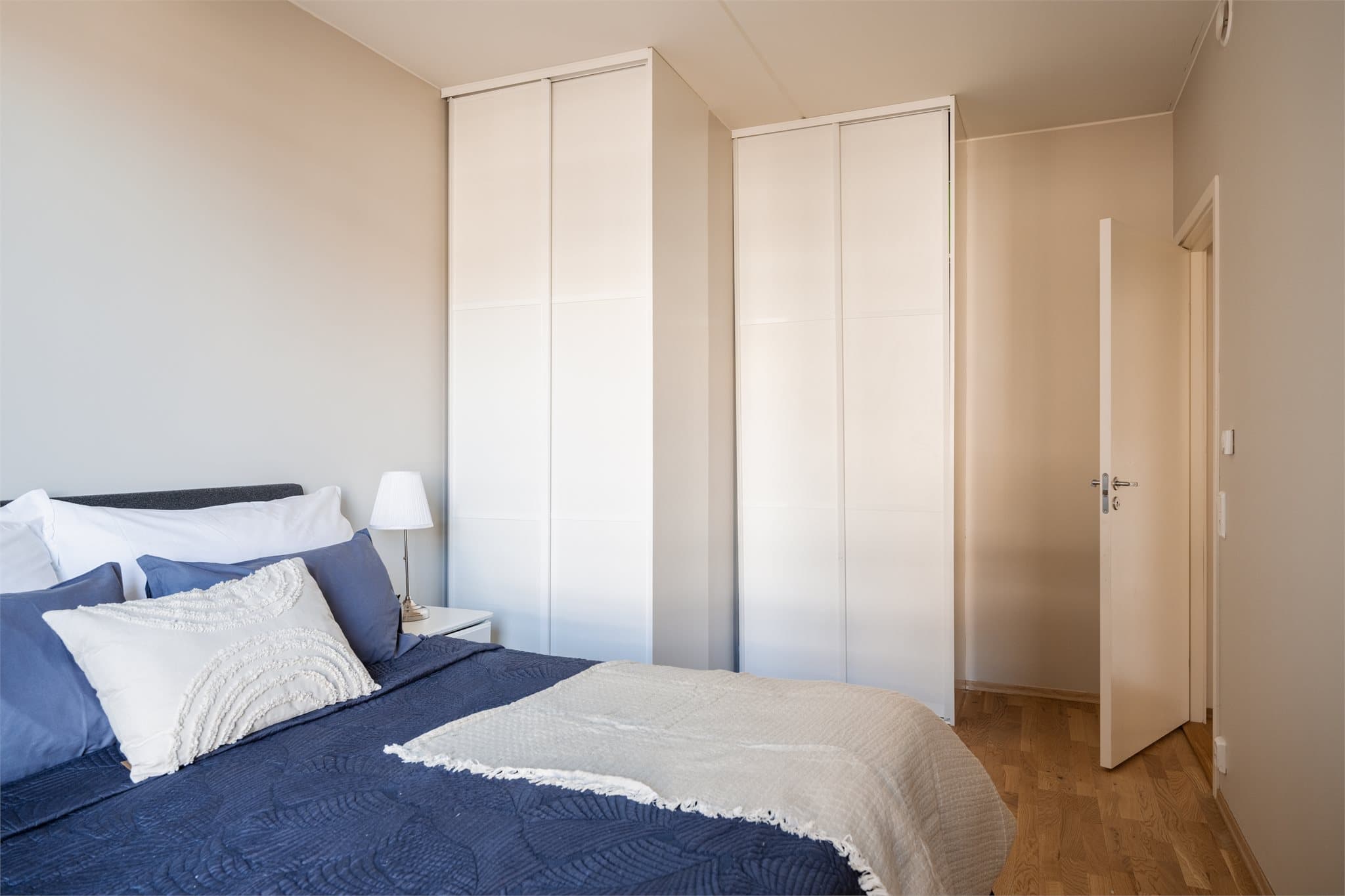 Hovedsoverommet er utstyrt med romslige garderobeskap som gir rikelig med oppbevaringsplass.