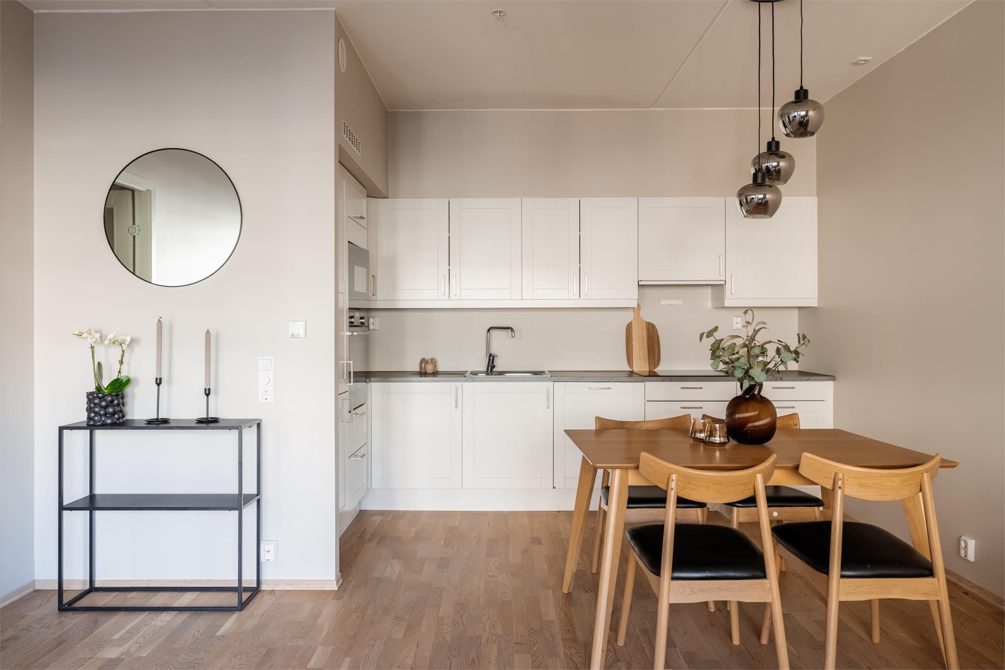 Kjøkkenet er en integrert del av oppholdsrommet, noe som skaper en sosial og åpen atmosfære.